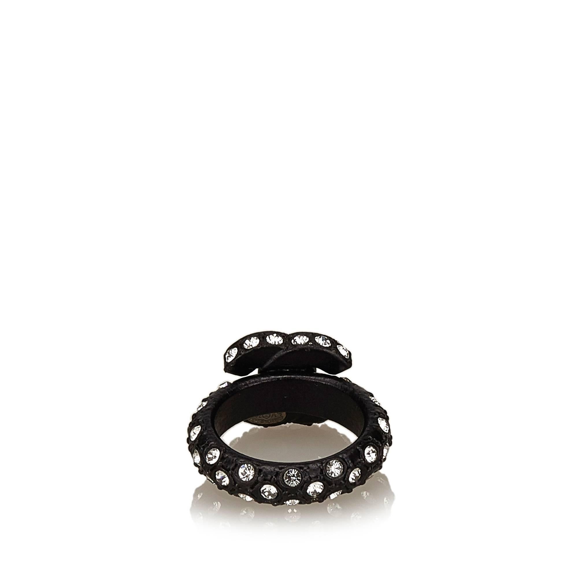 - This Chanel ring features a black metal hardware with "CC" crystal rhinestone studs. 

- Made in France. 

- Size: 14cm x 0.8cm ( Size 54 Europe). 

- Serial no: 02A. 
