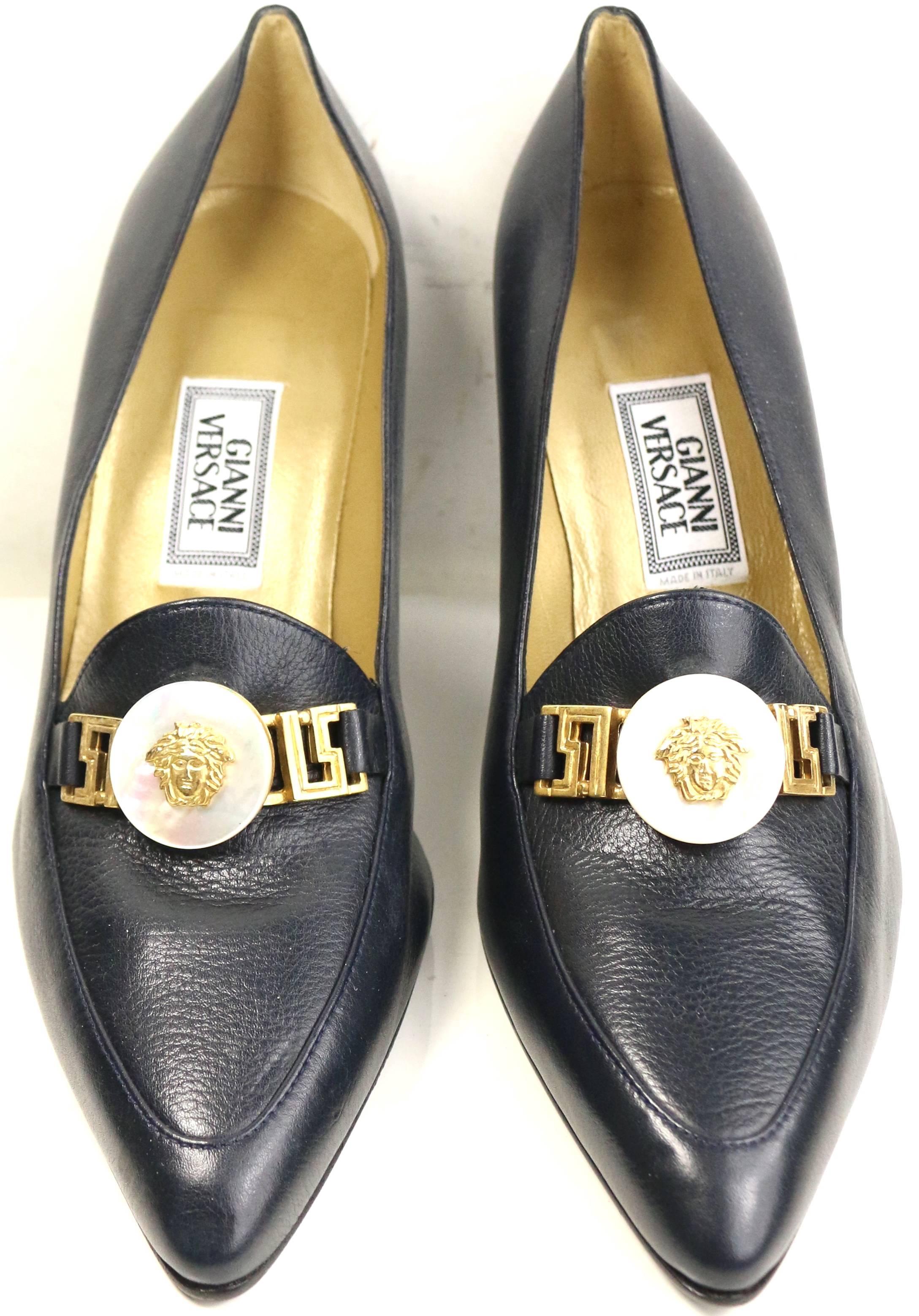 - Chaussures vintage des années 90 de Gianni Versace en cuir d'agneau marine foncé avec des talons 