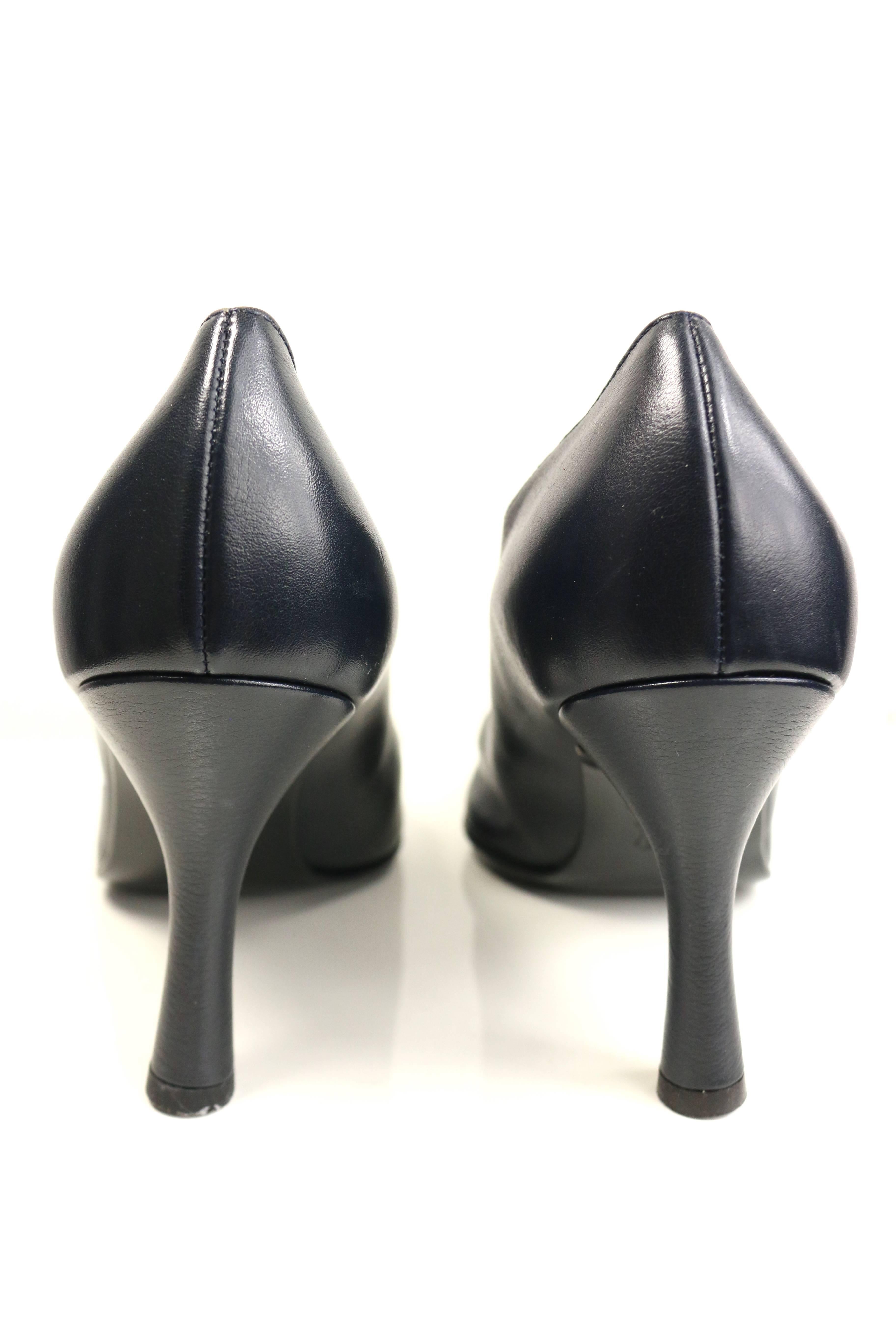 Noir Chaussures à talons « Méduse » Gianni Versace en cuir bleu marine foncé et nacre dorée en vente