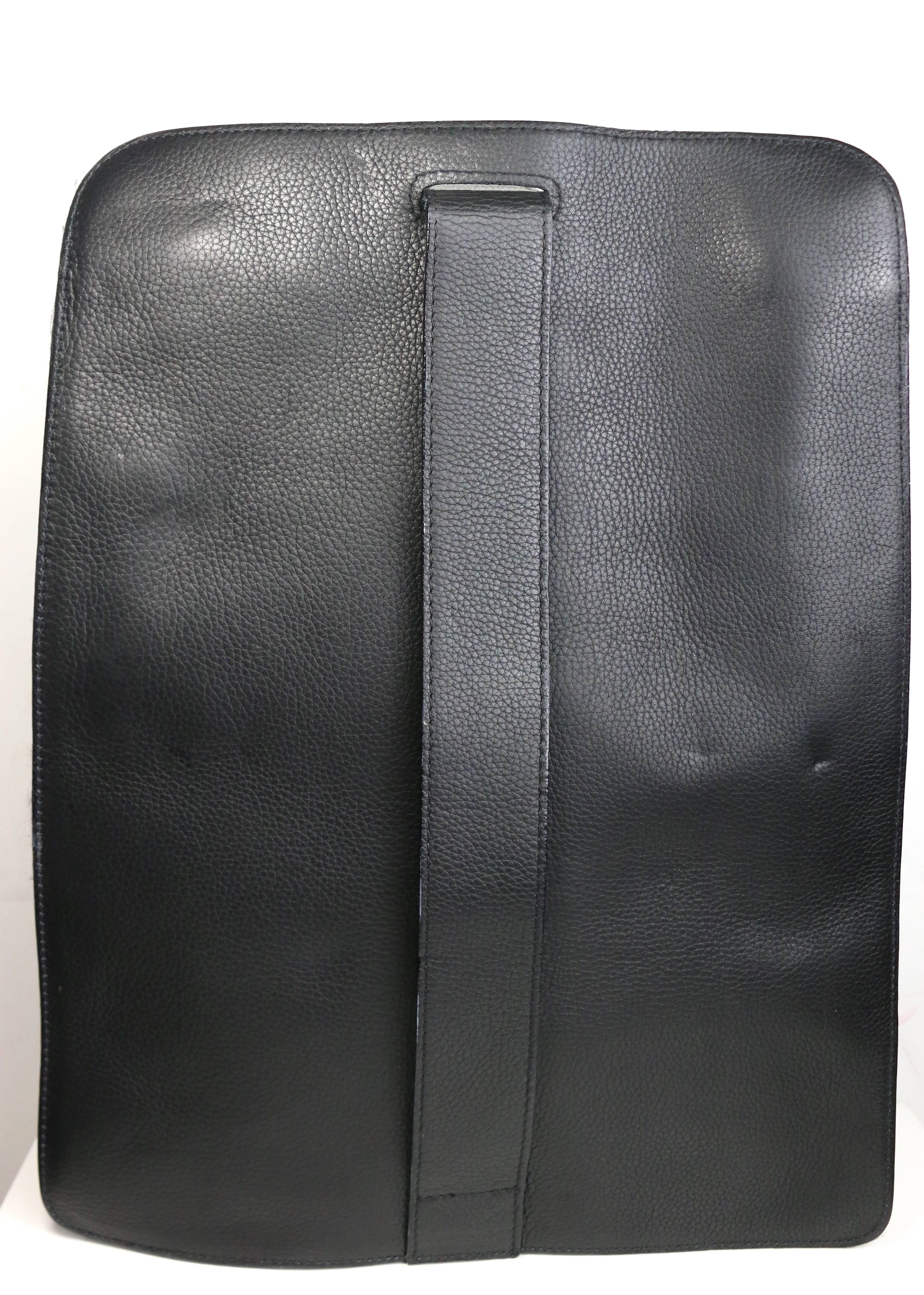  Gianni Versace Couture Schwarze Ledertasche mit einem Riemenriemen aus Leder im Zustand „Neu“ im Angebot in Sheung Wan, HK