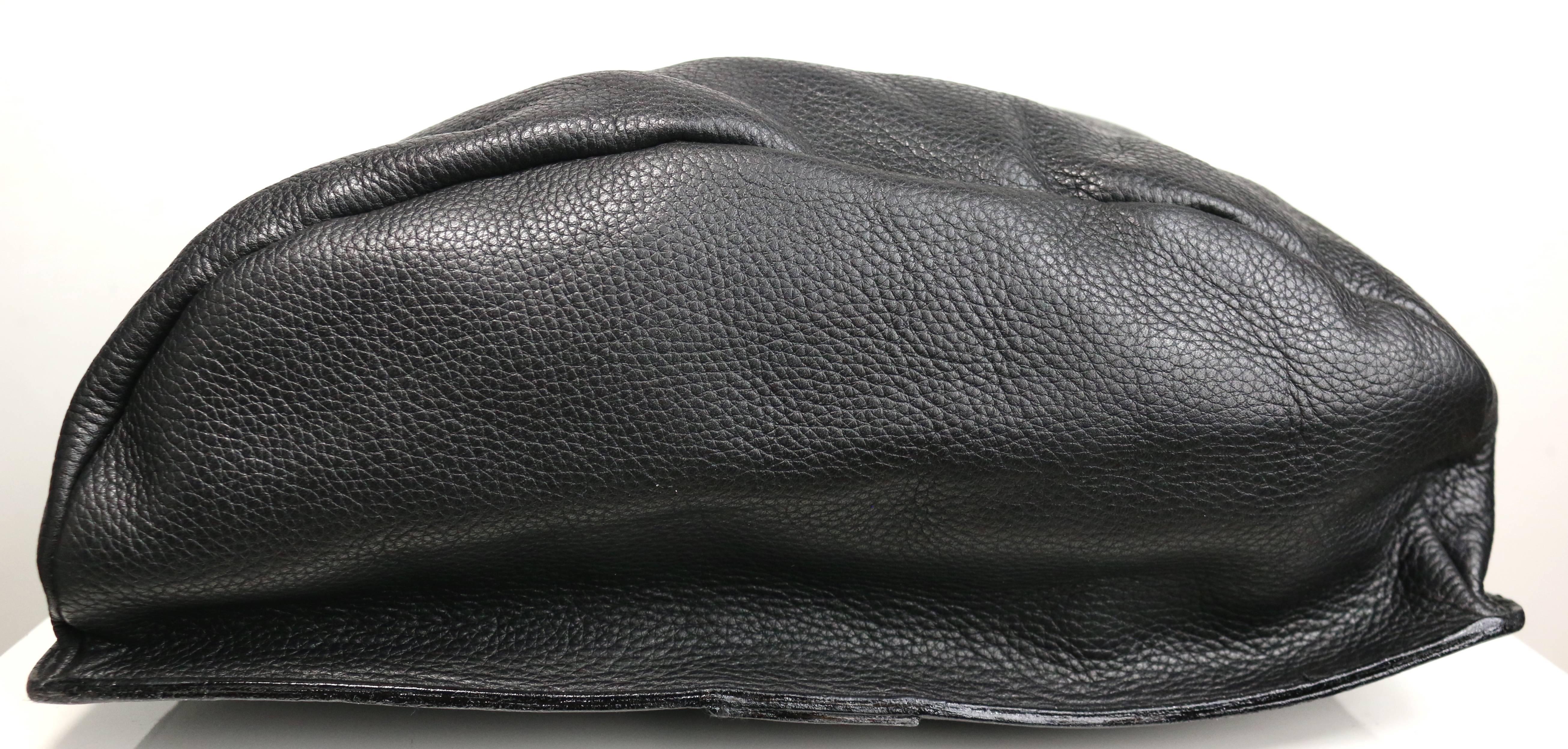  Gianni Versace Couture Schwarze Ledertasche mit einem Riemenriemen aus Leder für Damen oder Herren im Angebot