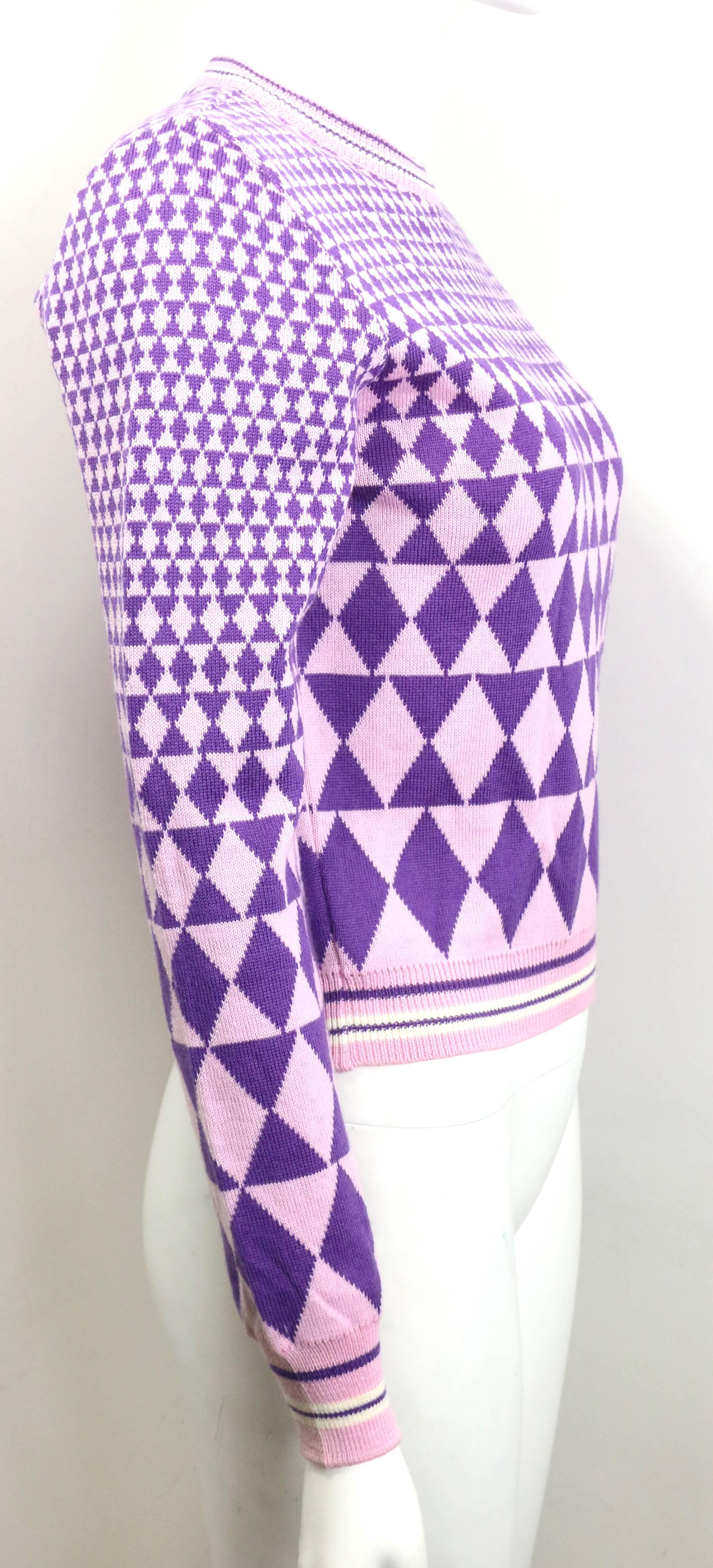 - 90s Gianni Versace Sport geometric pattern purple cropped pullover sweater.     

- Ribbed white/purple stripe collar, cuffs and hem.  

- Made in Italy.   

- 100% Wool.   

- Size 40 Italy.   

- Shoulder: 14 inches. Sleeve: 23 inches. Bust: 34