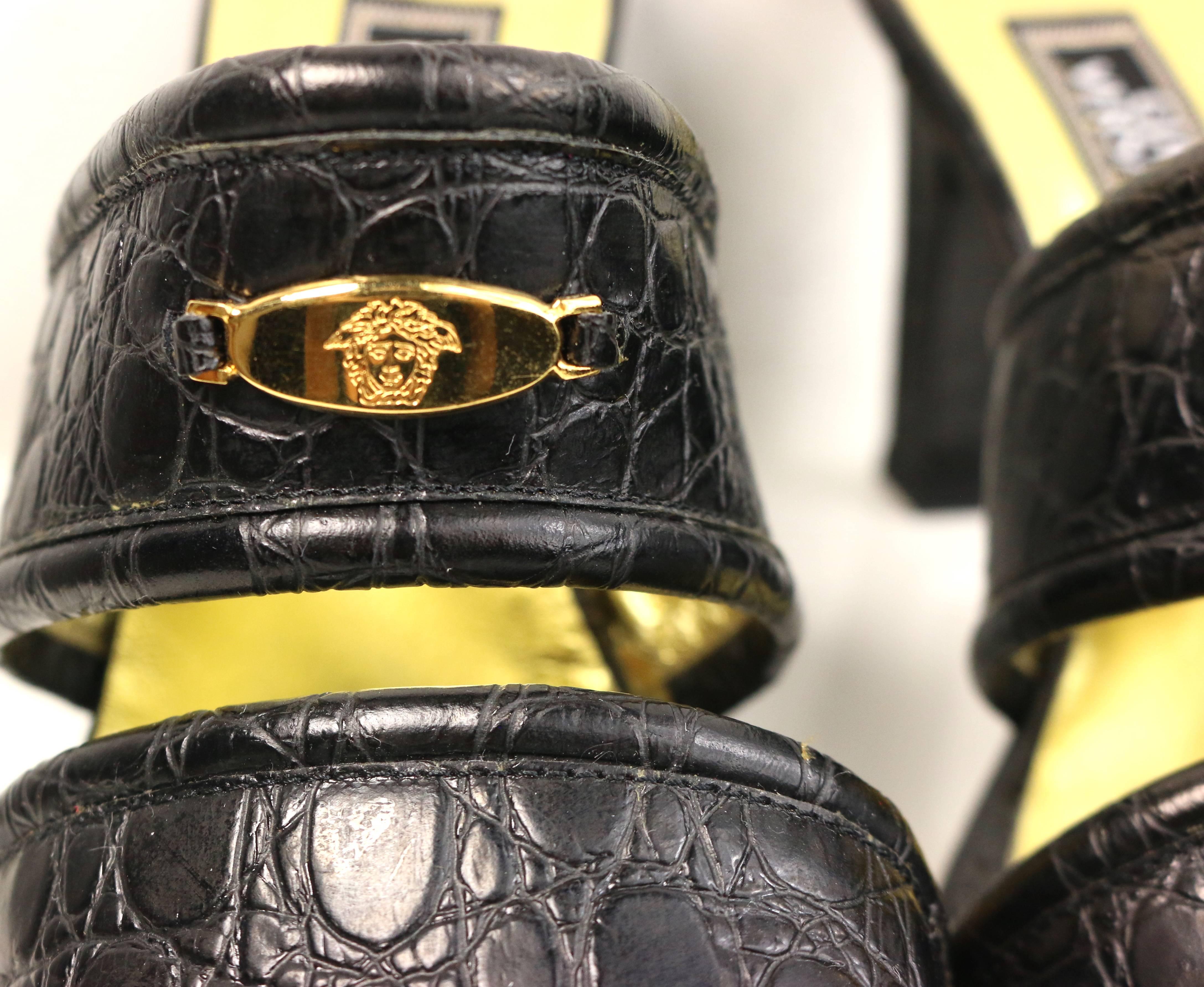 Noir Sandales à talons en cuir croco noir Gianni Versace Couture des années 90  en vente