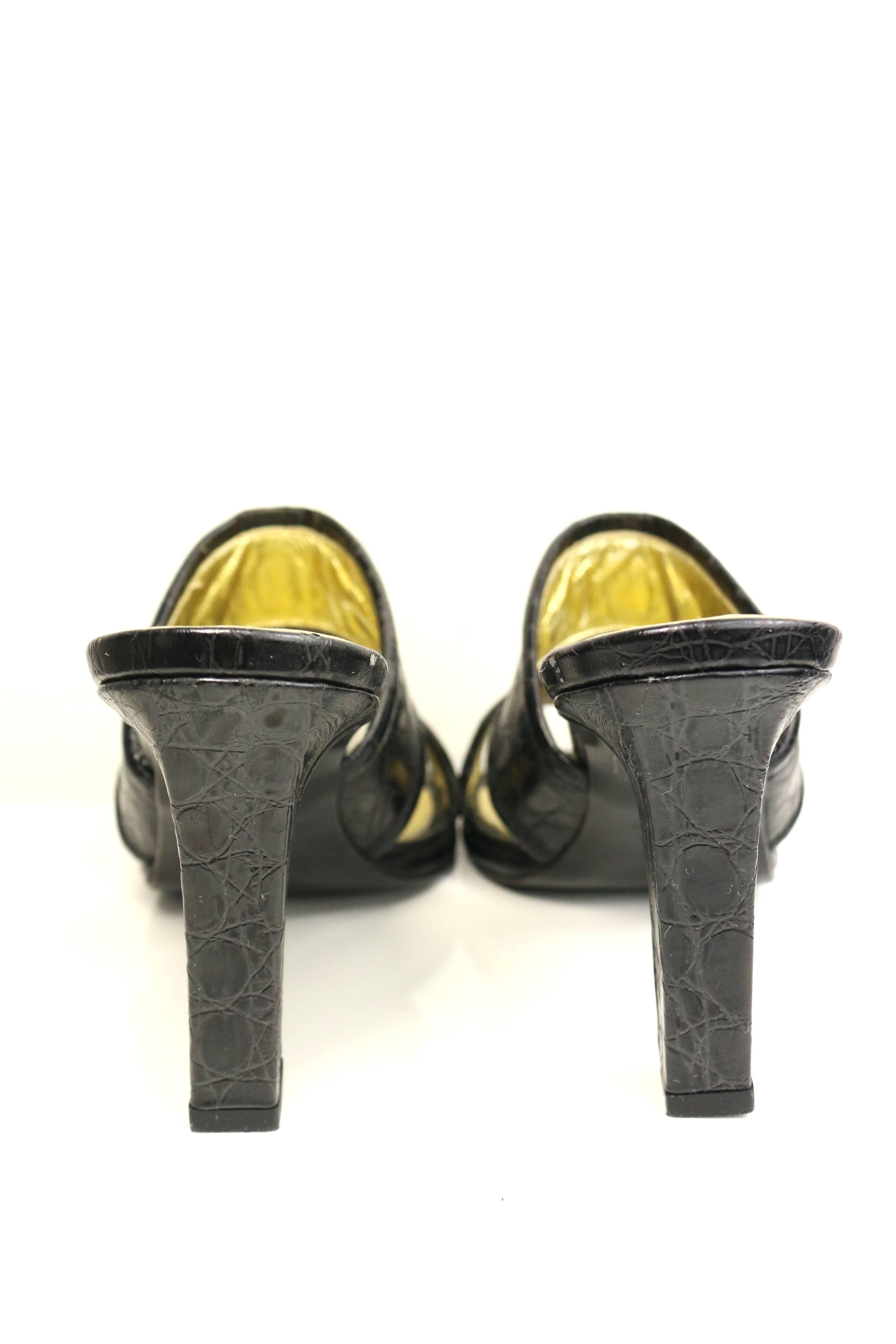 Sandales à talons en cuir croco noir Gianni Versace Couture des années 90  Pour femmes en vente
