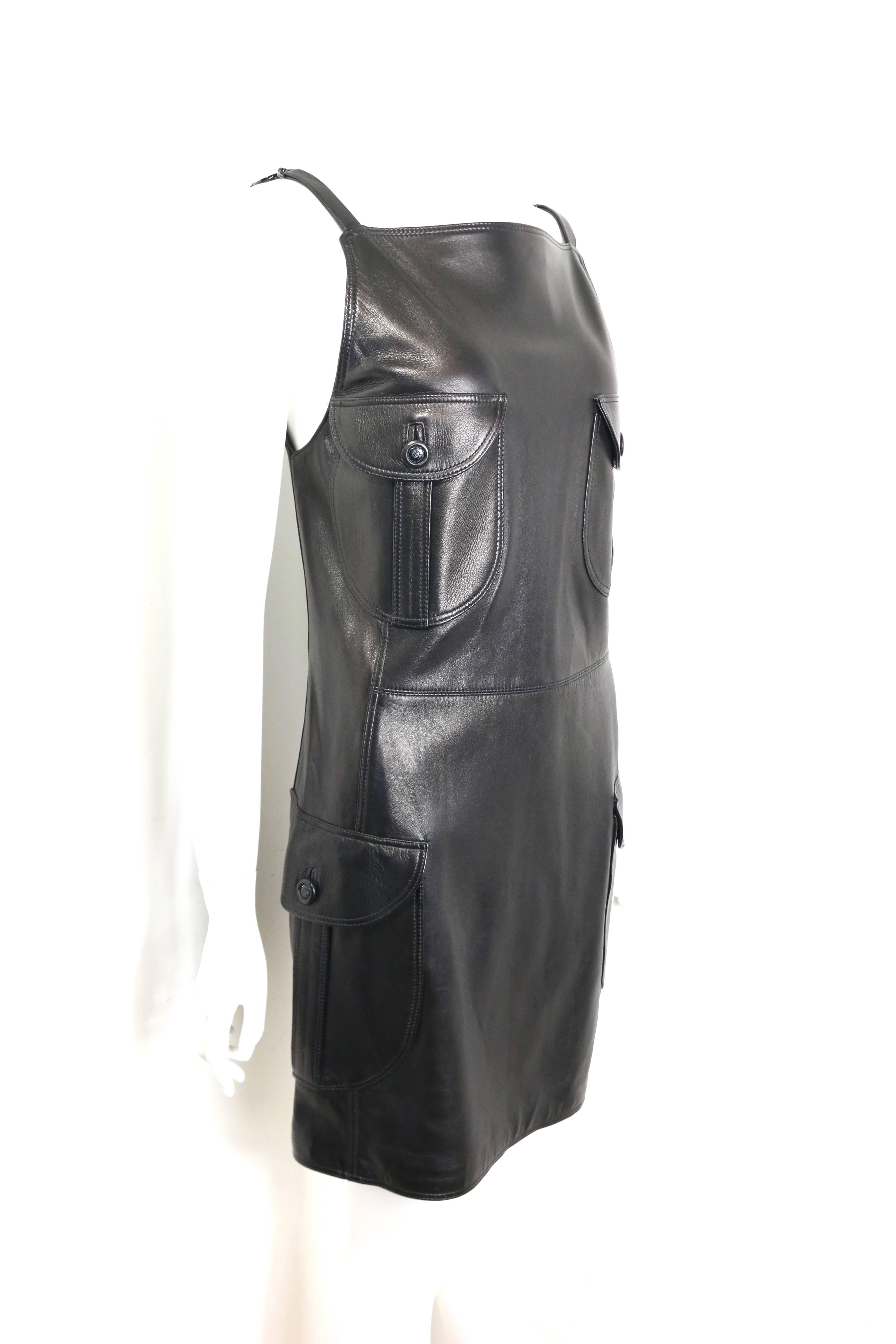 - Vintage 90s iconique Gianni Versace noir en cuir d'agneau medusa robe sans manches. 

- Quatre poches avant fermées par des boutons noirs 