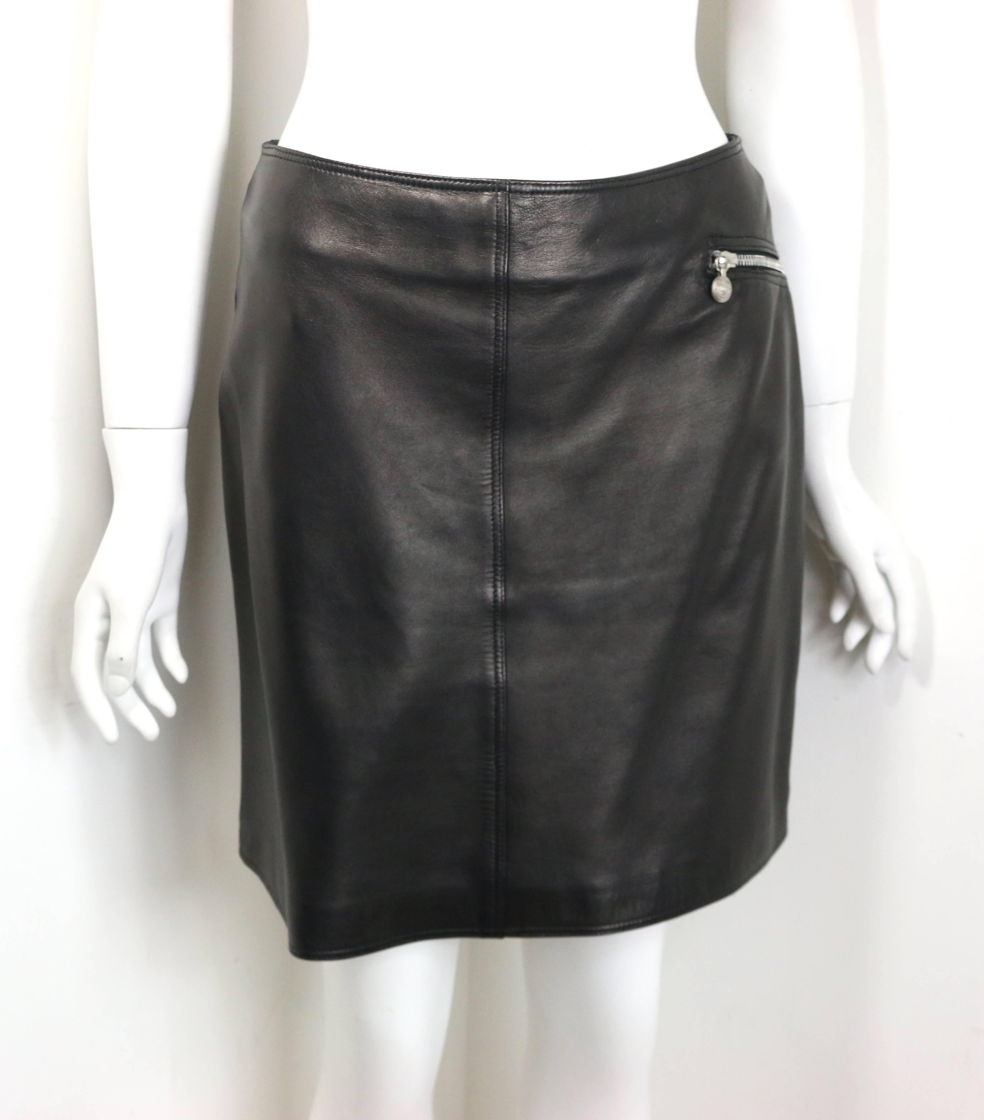 - Vintage 90s Gianni Versace black lambskin leather skirt. 

- Silver Medusa zip pocket. 

- Back zip closure. 

- Size 42. 

- 100% Leather. Lining: 100% Rayon. 



