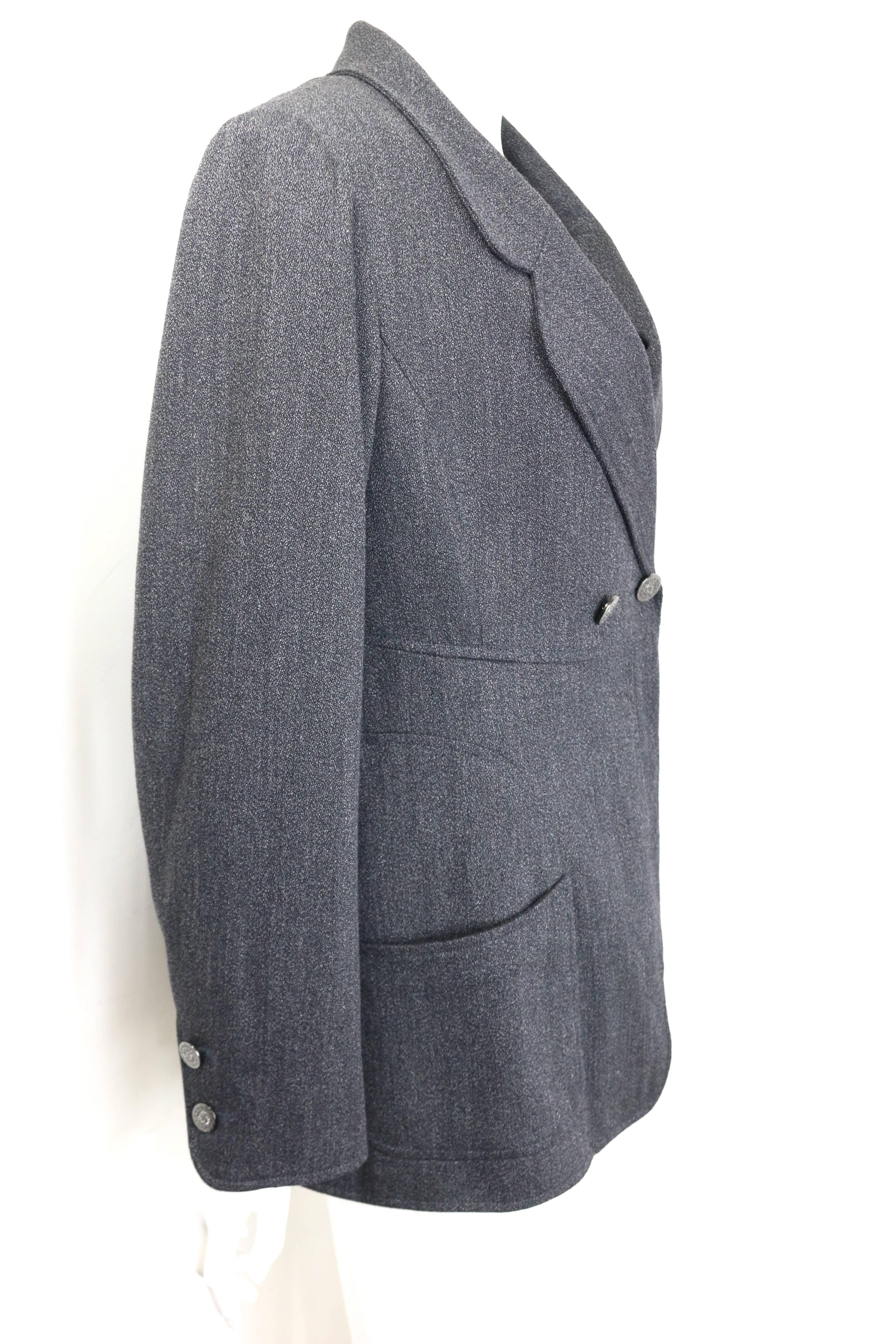 - Vintage Chanel, veste à double boutonnage en laine grise, collection A/H 1997. 

- Col rond. 

- Deux poches ouvertes sur le devant. 
 
- Bouton 