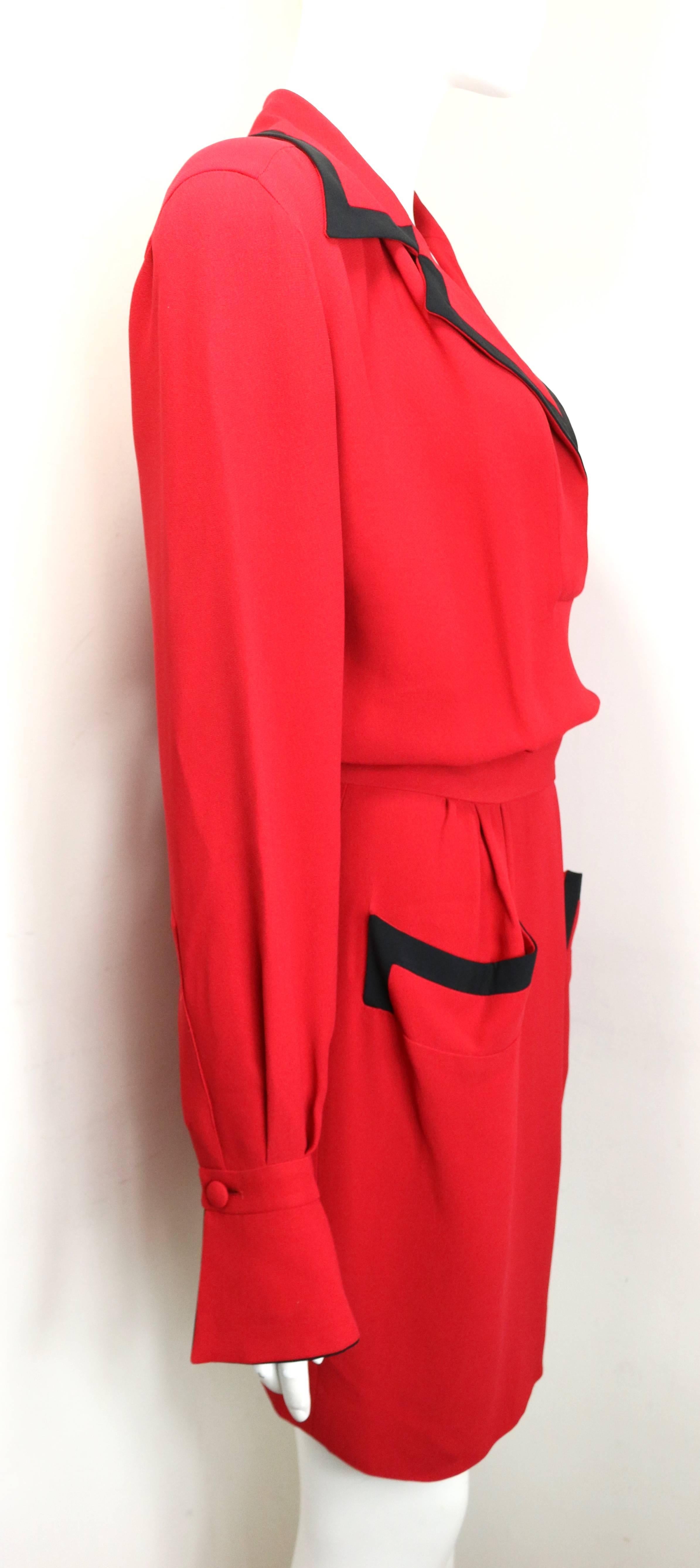 90er Moschino Couture Rotes langärmeliges Kleid mit schwarzem Paspelierungsbesatz  im Zustand „Hervorragend“ im Angebot in Sheung Wan, HK