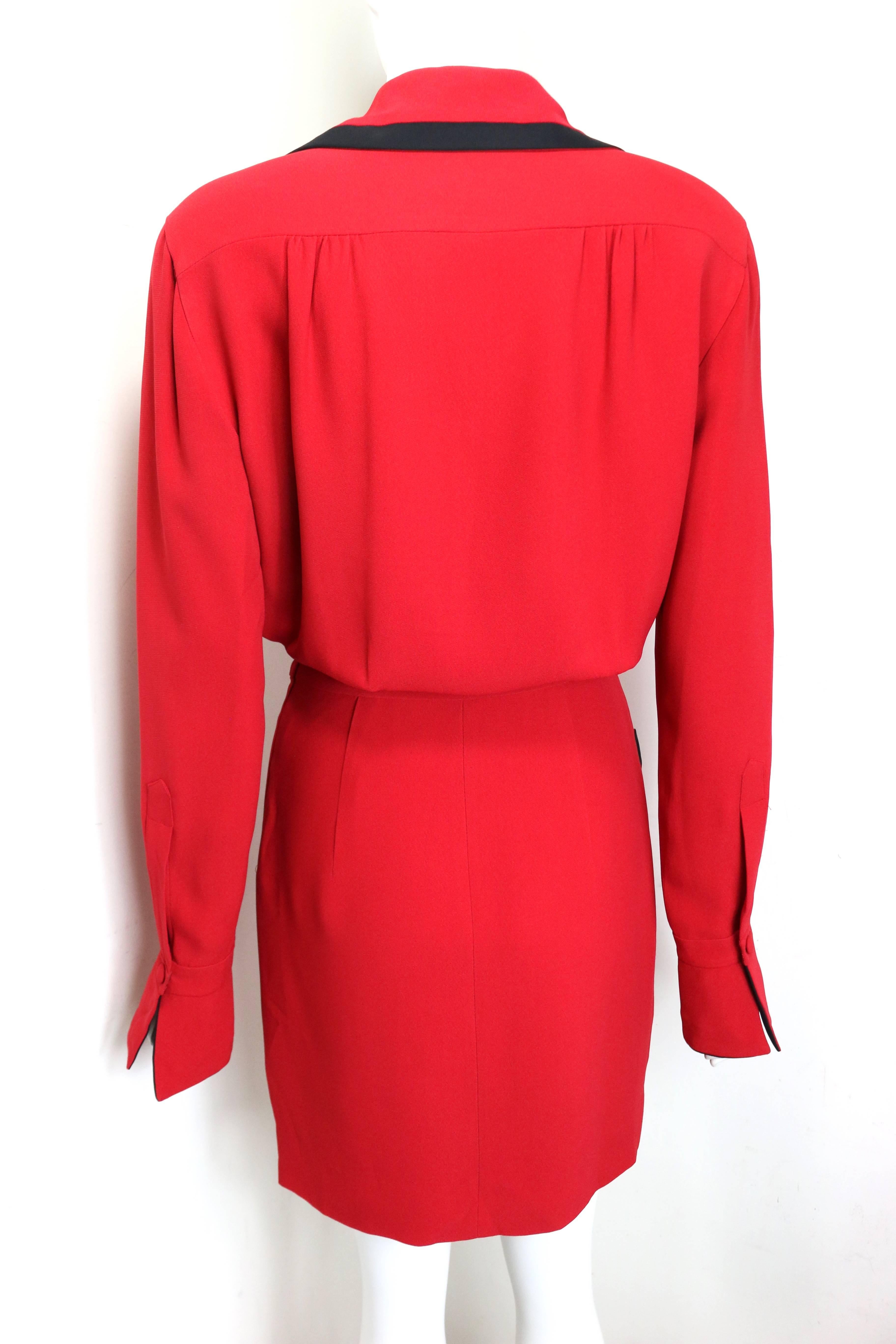 90er Moschino Couture Rotes langärmeliges Kleid mit schwarzem Paspelierungsbesatz  Damen im Angebot