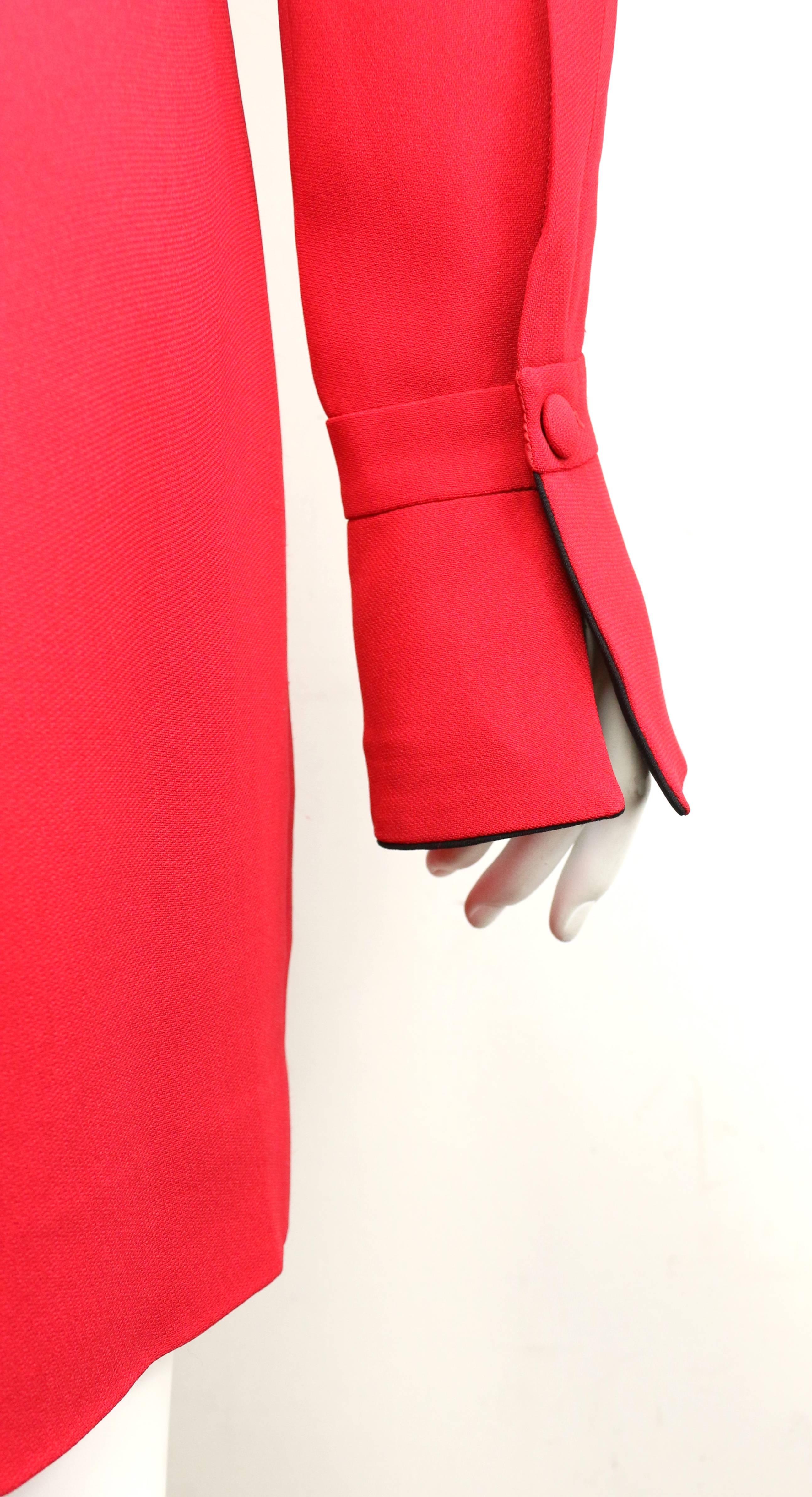 90er Moschino Couture Rotes langärmeliges Kleid mit schwarzem Paspelierungsbesatz  im Angebot 1