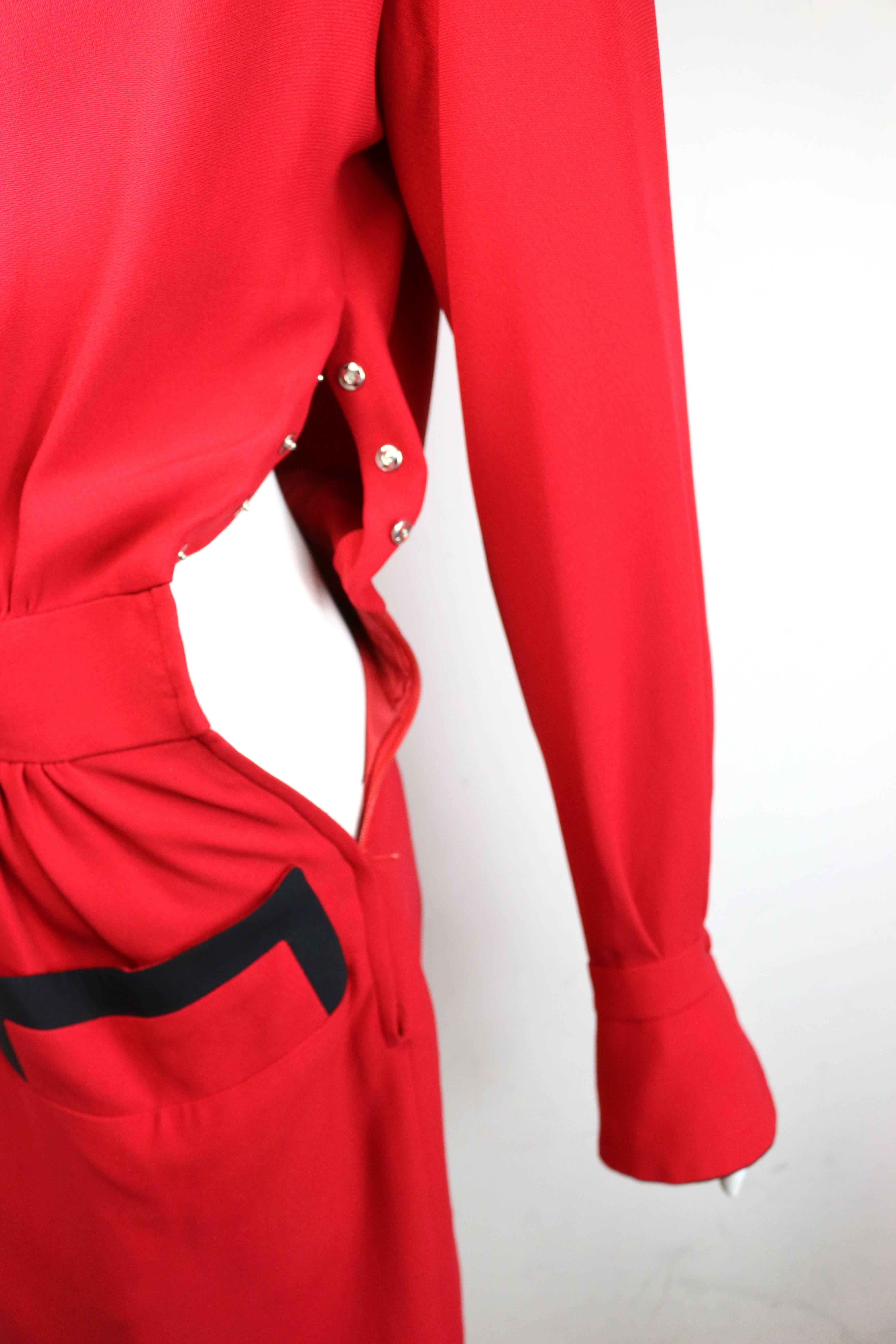 90er Moschino Couture Rotes langärmeliges Kleid mit schwarzem Paspelierungsbesatz  im Angebot 2