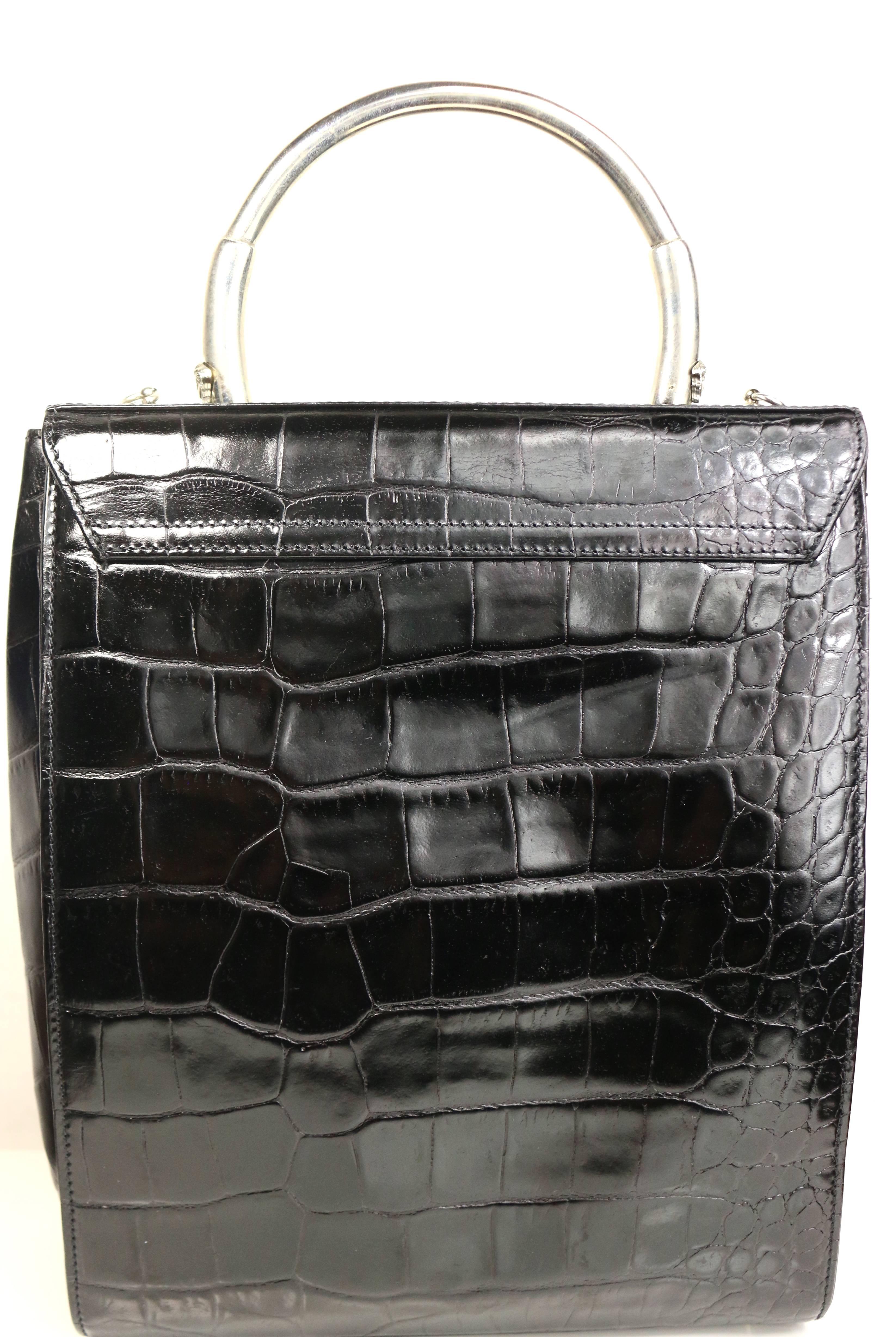 - Vintage 90s Gianni Versace black embossed croc leather flap shoulder bag. 

- Medusa logo flap with snap button closure. 

- Silver toned hardware 