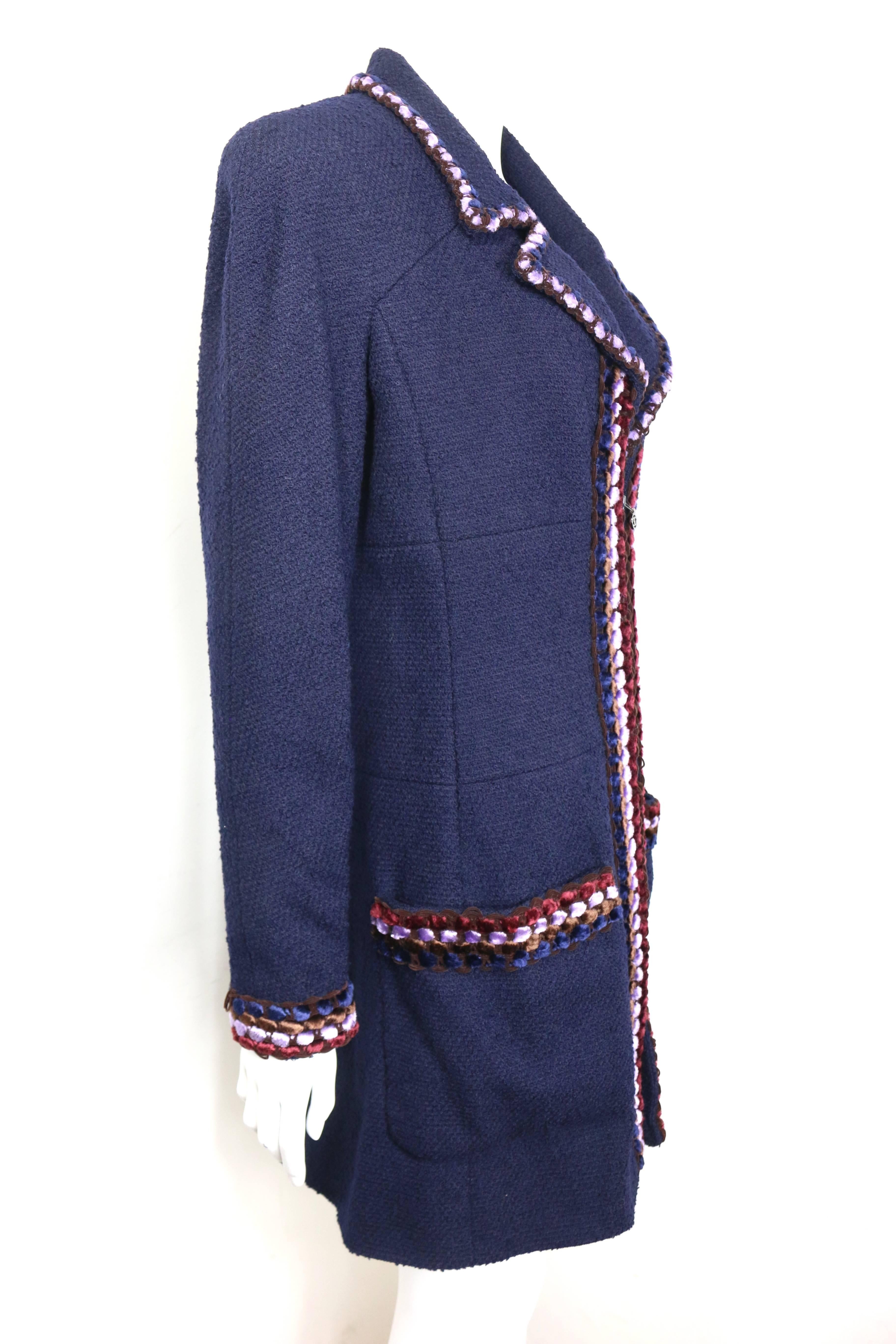 - Manteau Chanel bleu marine Paris Chenille pom pom bouclé en tweed de laine de la collection automne 1997.   

-  fermeture zippée sur le devant avec le logo 