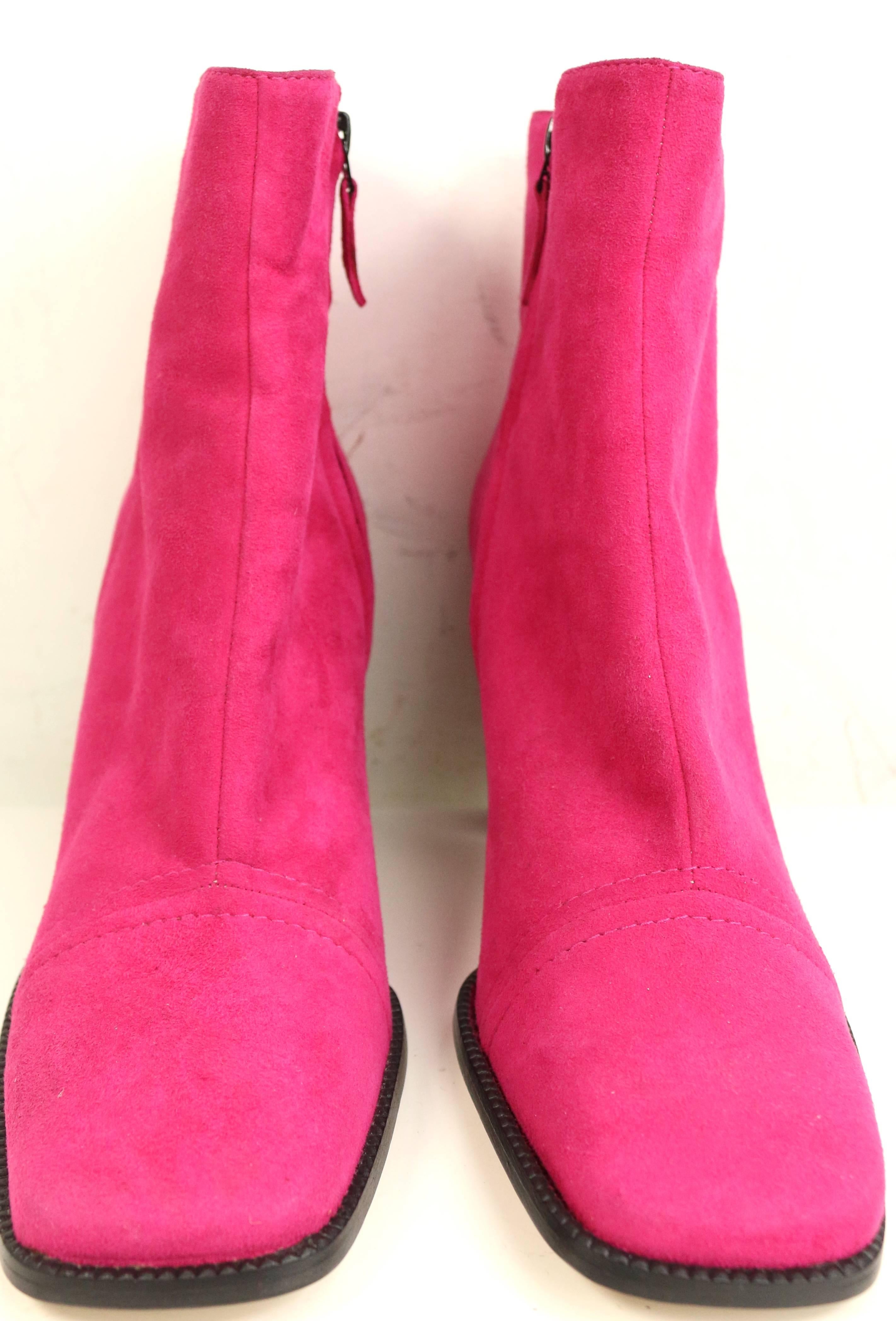 - Vintage 90s Byblos shocking pink suede ankle boots. 

- Made in Italy. 

- Size 37.5.

