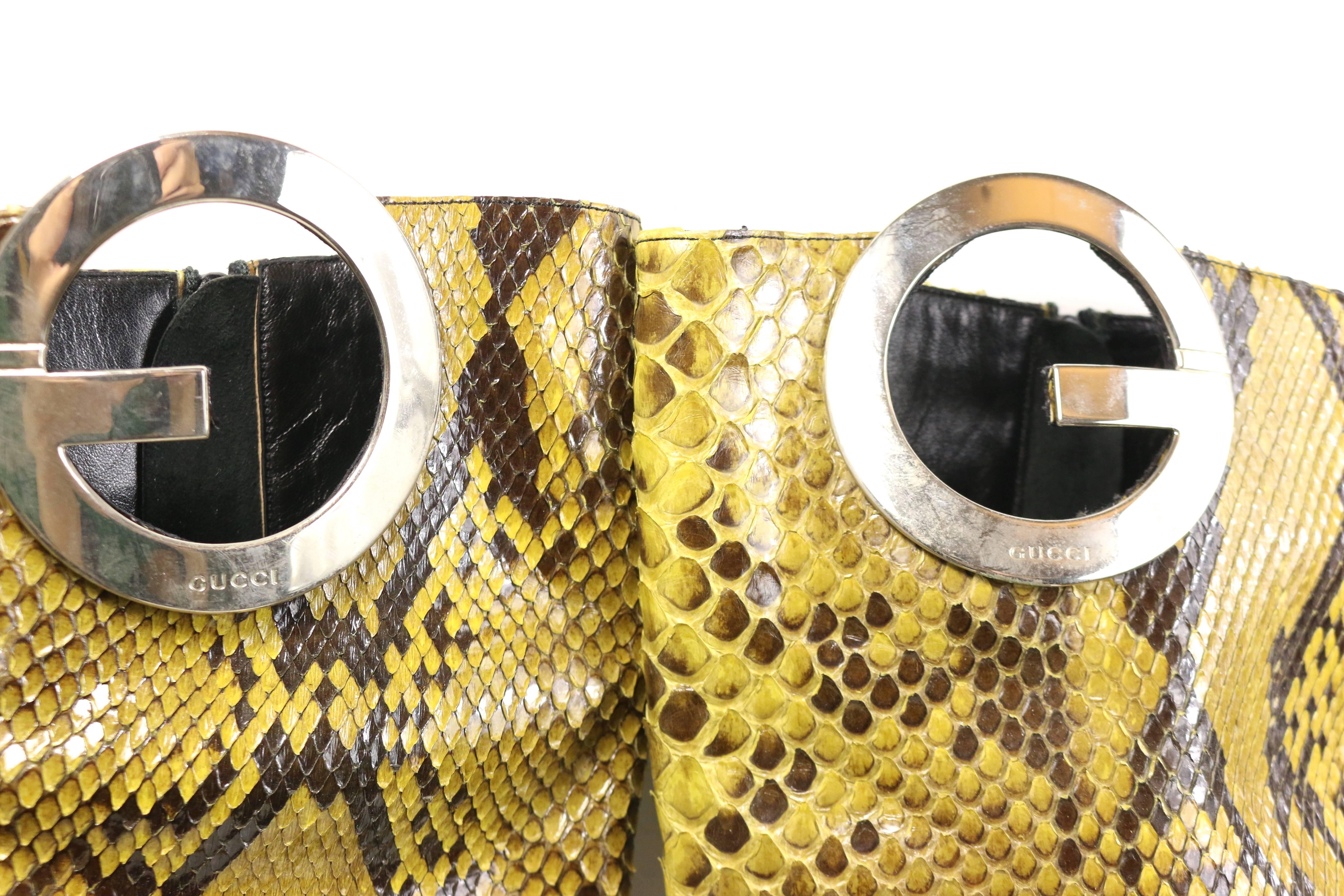 - Bottes longues vintage Tom Ford for Gucci en python jaune et peau de serpent, collection printemps 1996. 

- Gros détails de quincaillerie 