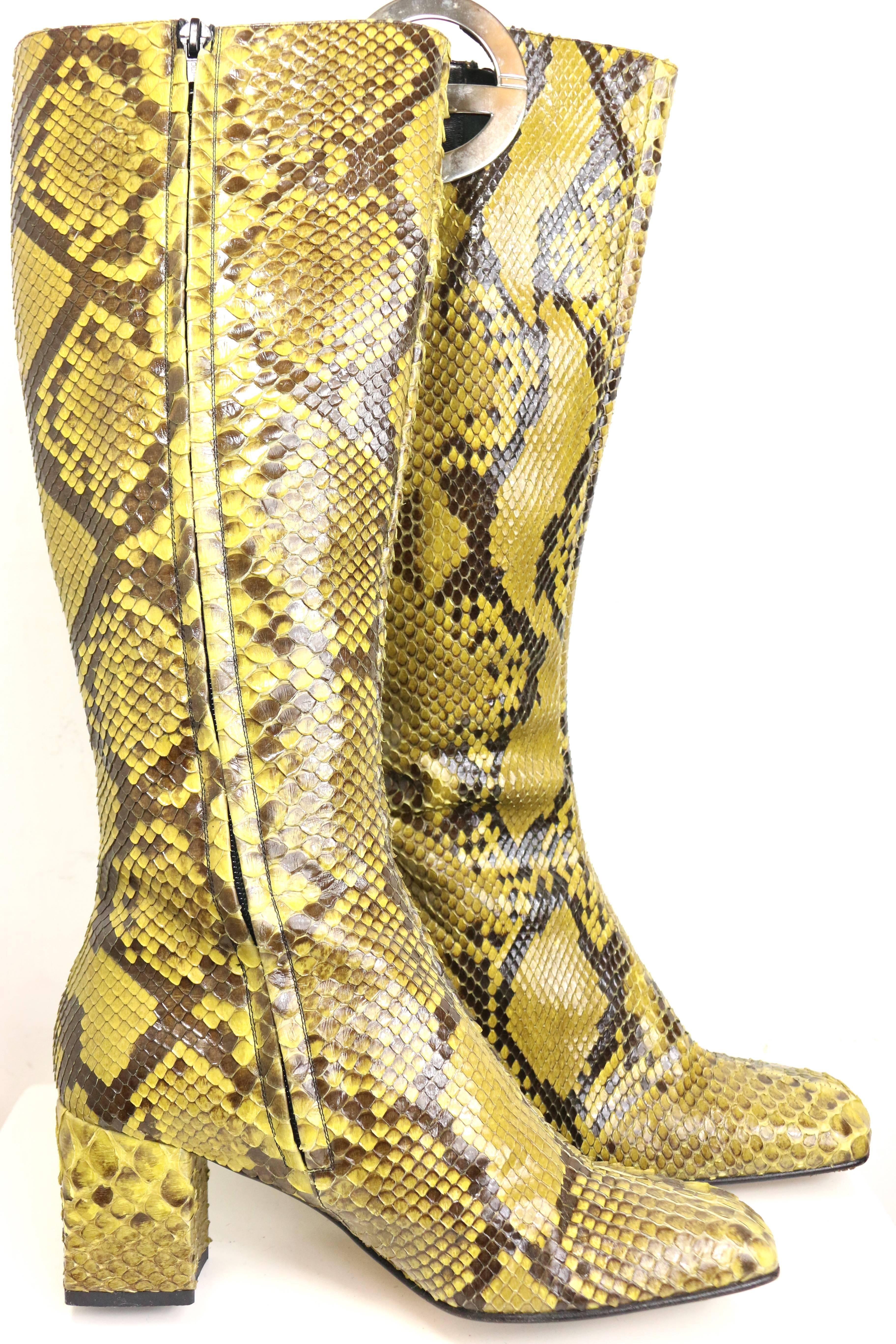 Jaune Bottes longues Gucci by Tom Ford jaune « GG » en peau de serpent python, printemps 1996 en vente