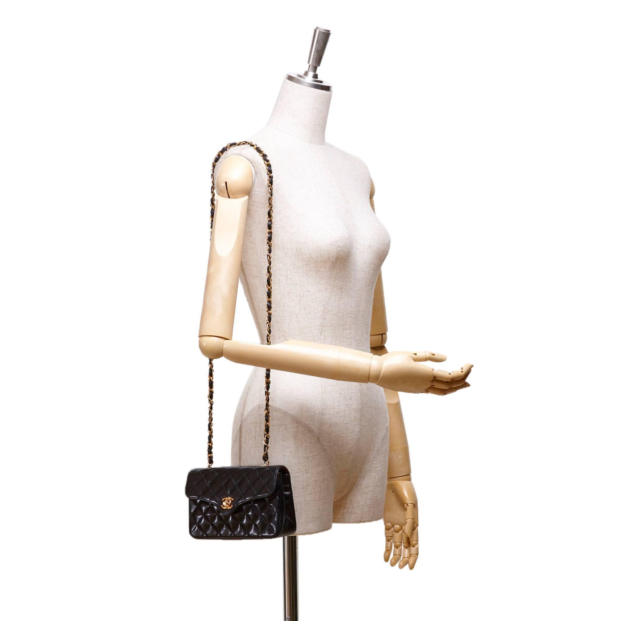 - Vintage 80s Chanel black mini Matelasse quilted lambskin leather shoulder bag. 

- Gold toned chain shoulder strap.

- Front flap with gold toned "CC" interlock closure. 

- Interior slip pocket.
 
- Size: 18cm x 12cm x 5.5cm. Shoulder