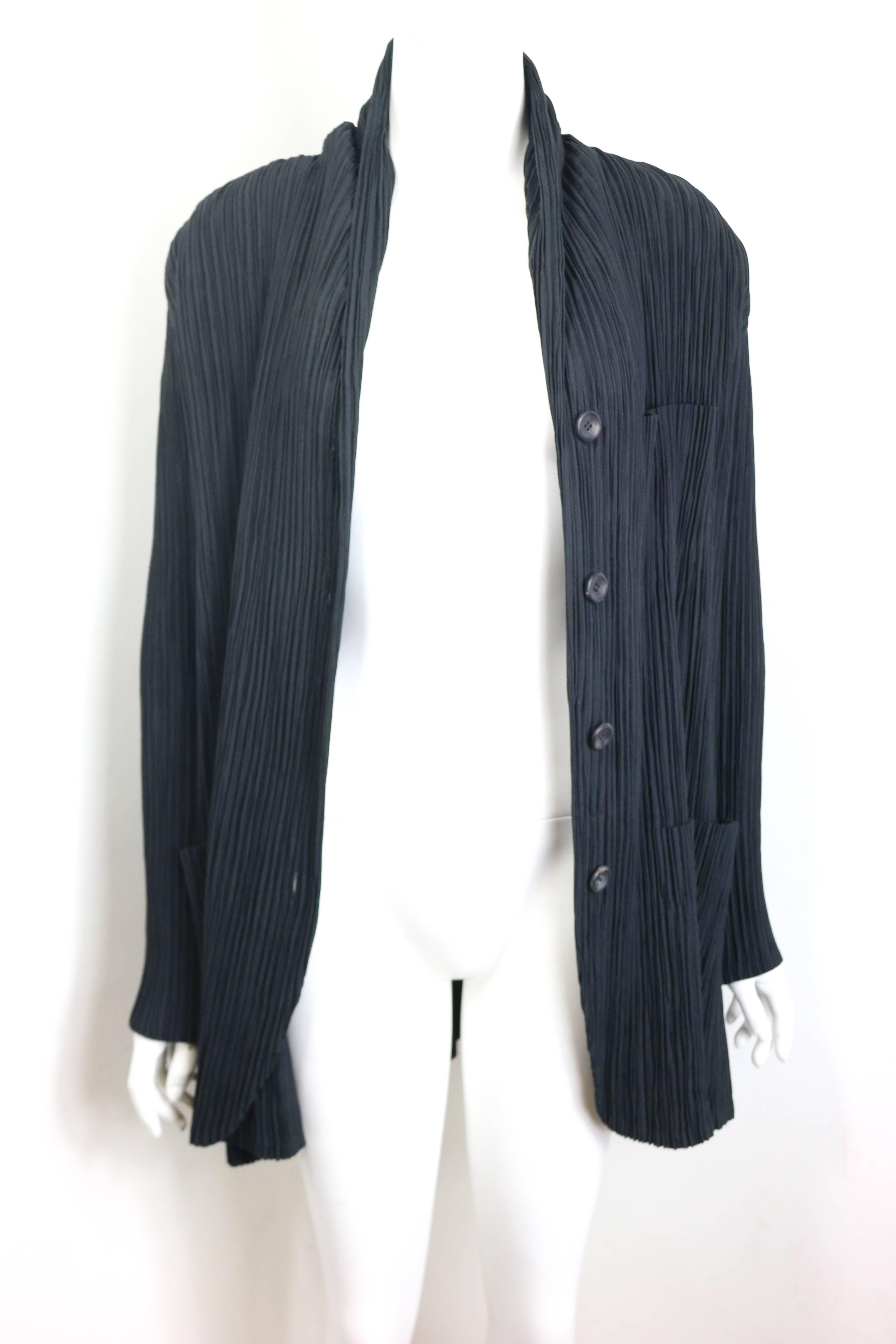 Issey Miyake Schwarze plissierte Jacke mit Schalausschnitt für Damen oder Herren im Angebot