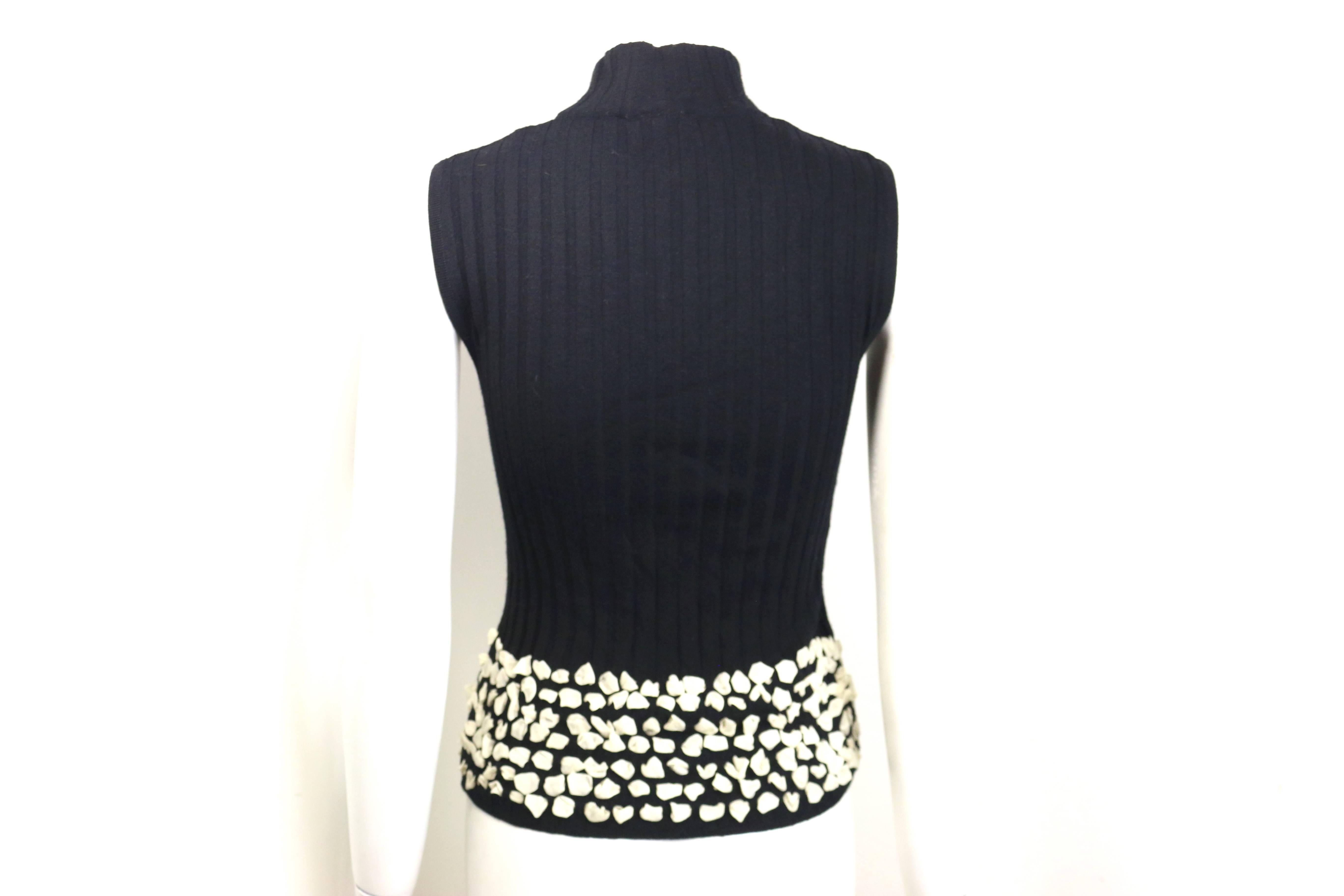 Gianni Versace Couture Ensemble double en laine tricotée noire et dentelle blanche  en vente 1