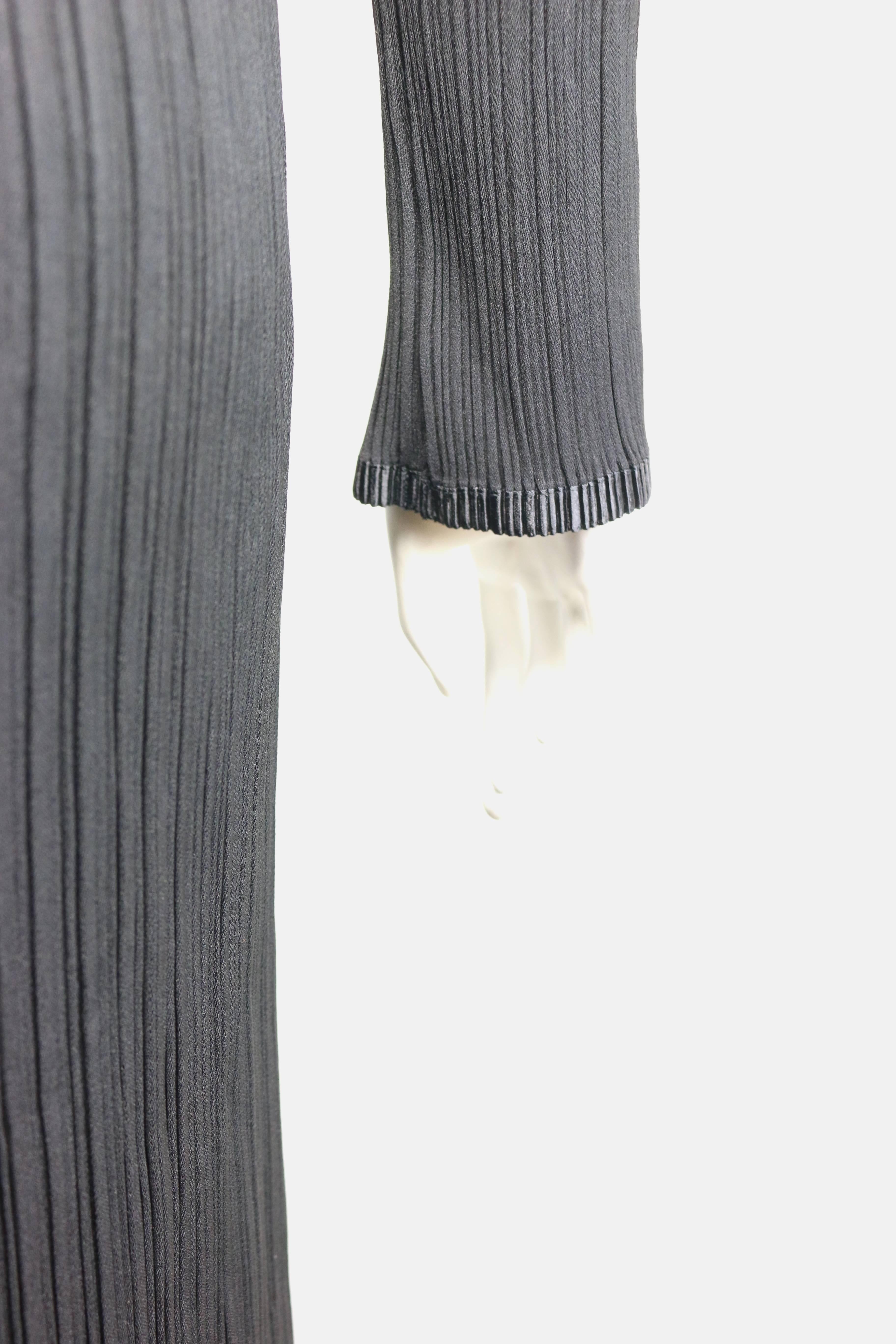 Issey Miyake - Ensemble manteau long et jupe plissé noir  Pour femmes en vente