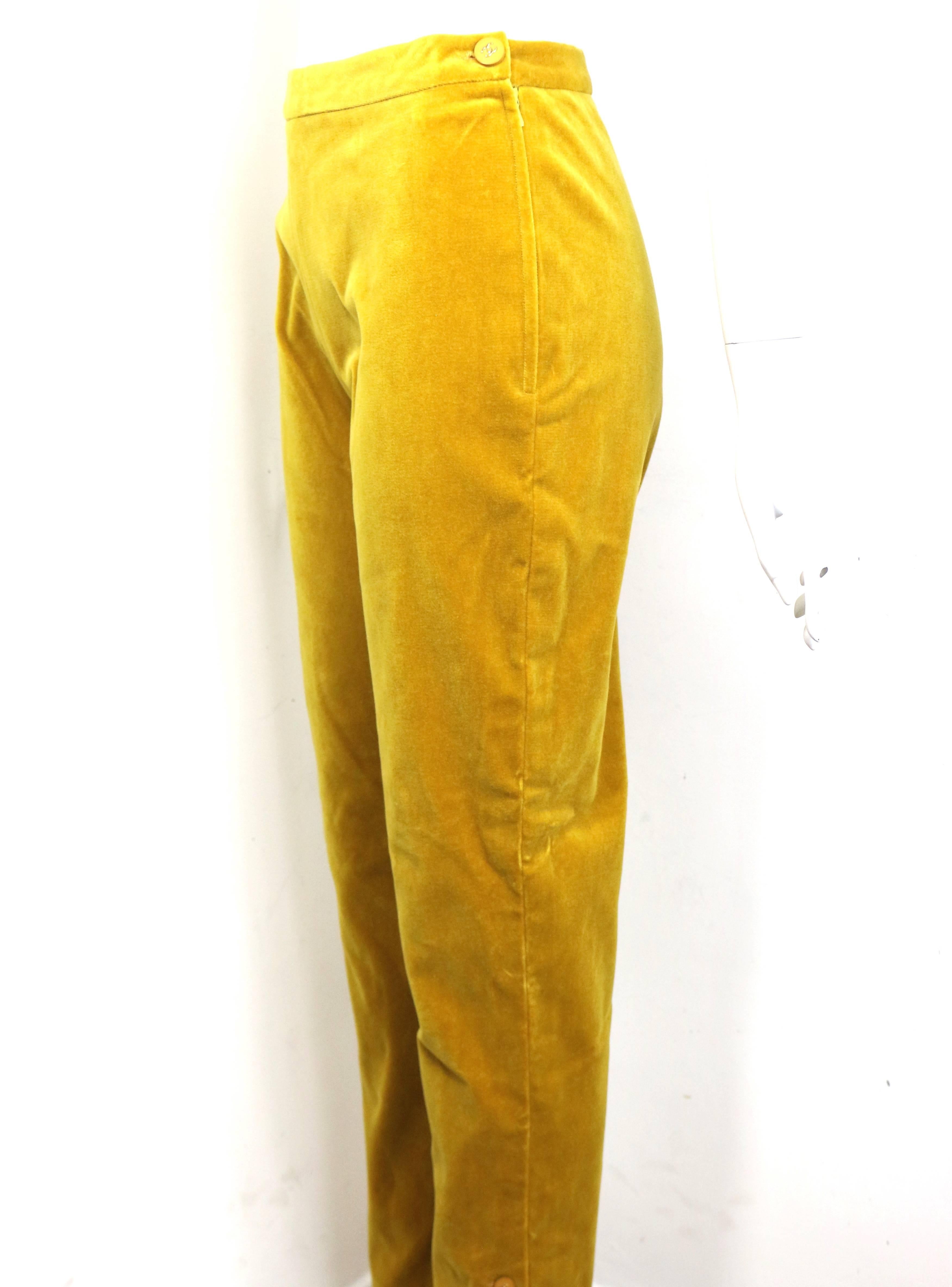 - Pantalon Chanel vintage des années 90 en velours jaune. 

- Jambe droite élancée 

- Bouton 