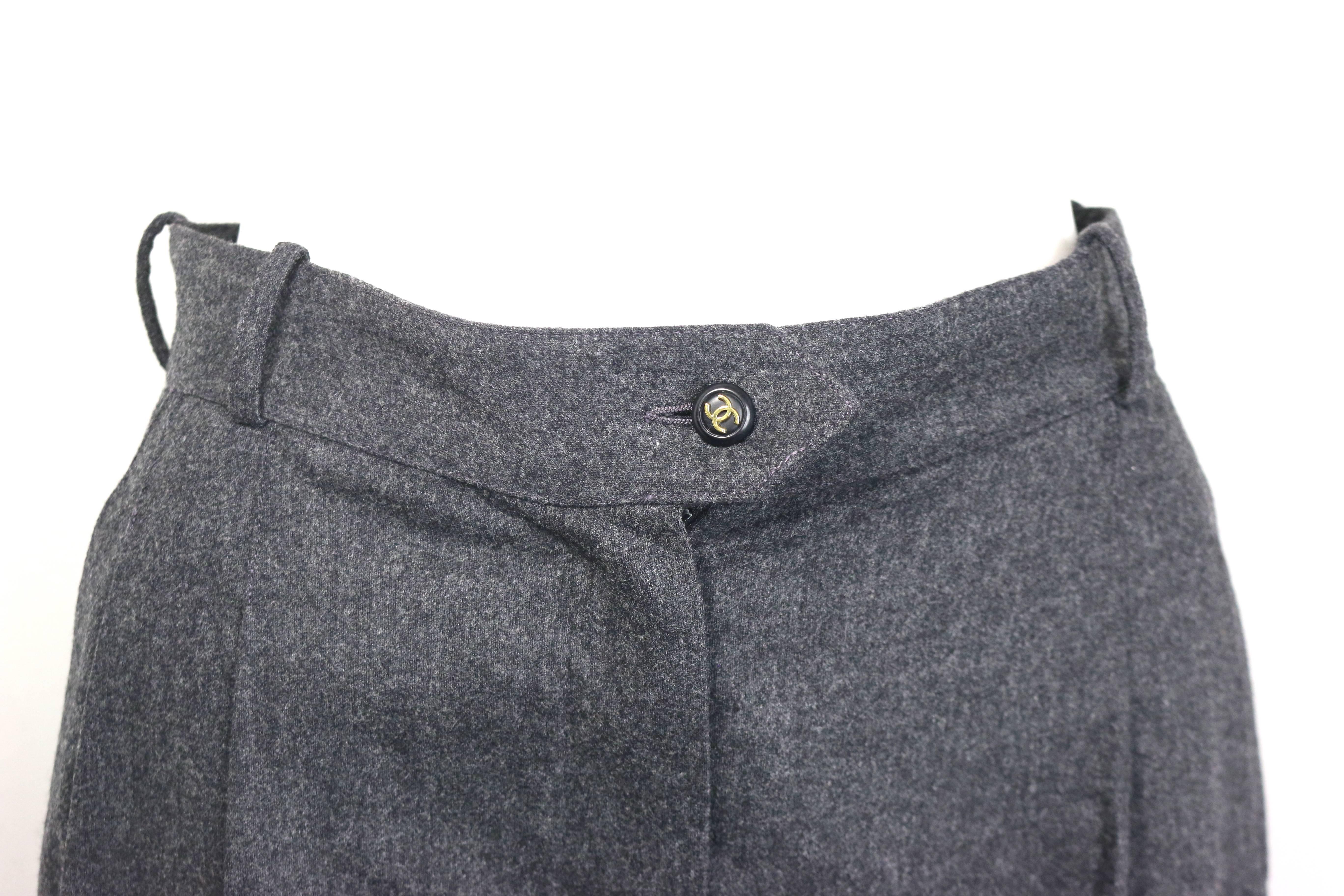- Vintage 90s Chanel grey wool pants. 

- Wild legs cutting. 

- Black gold toned 