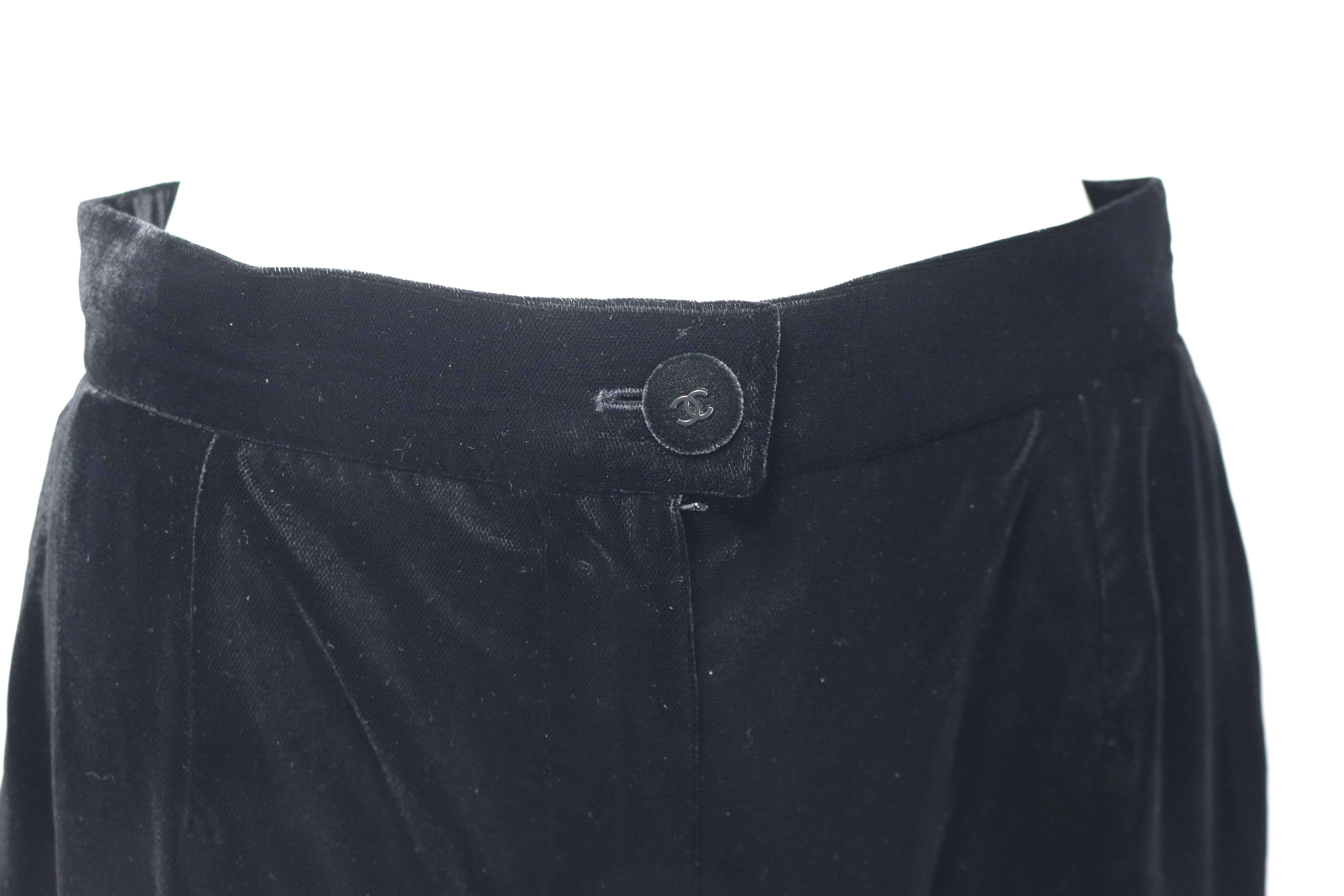 - Pantalon vintage Chanel en velours noir de la collection A/W 1998. 

- Coupe de jambes sauvages. 

- Fermeture par bouton 