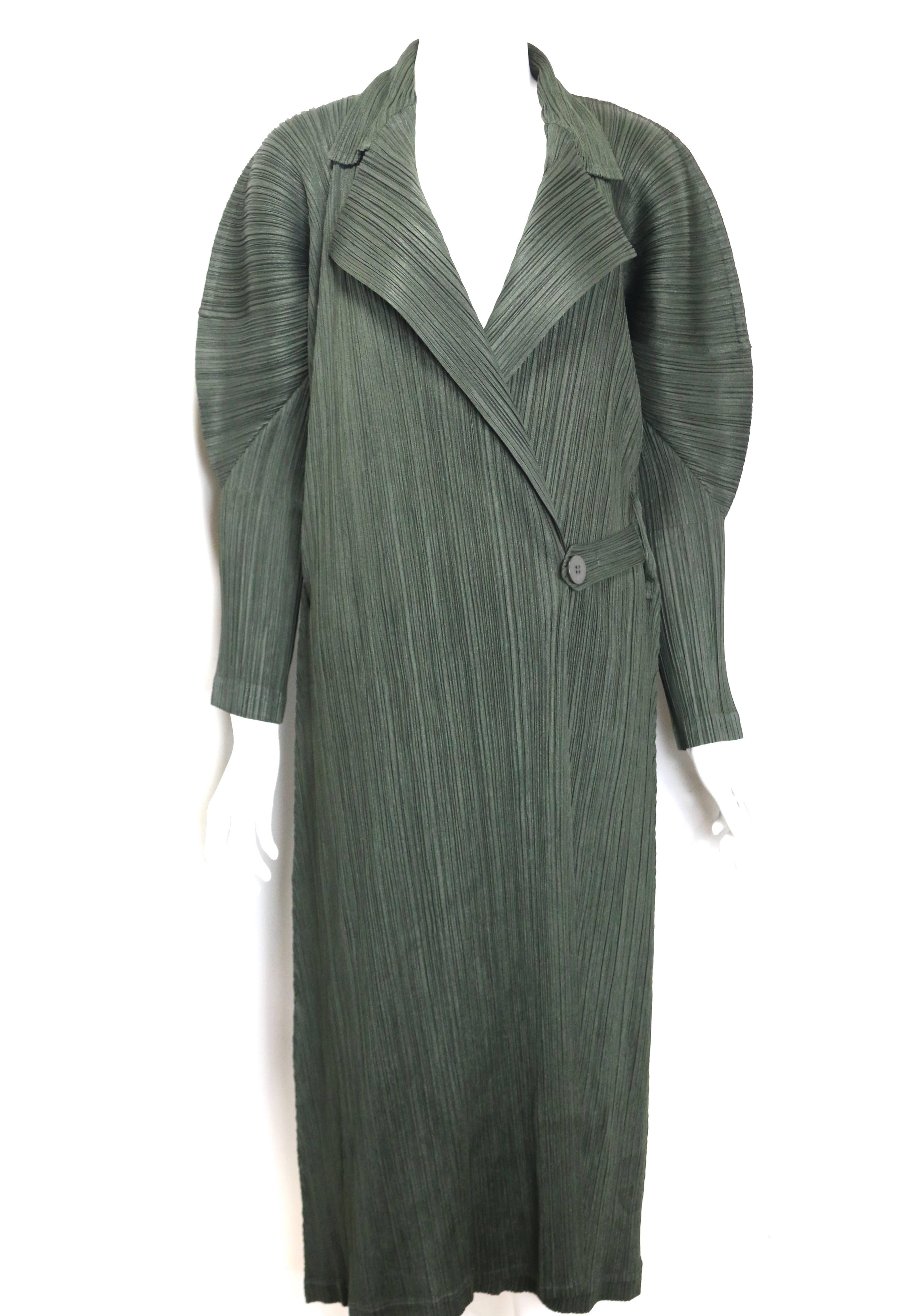 - Vintage 90s Issey Miyake Pleats Please green pleated long belted coat. 

- Sculptural shoulder. 

- Strap with button closure. 

- Size 3. (M). 

- 100% Polyester. 


