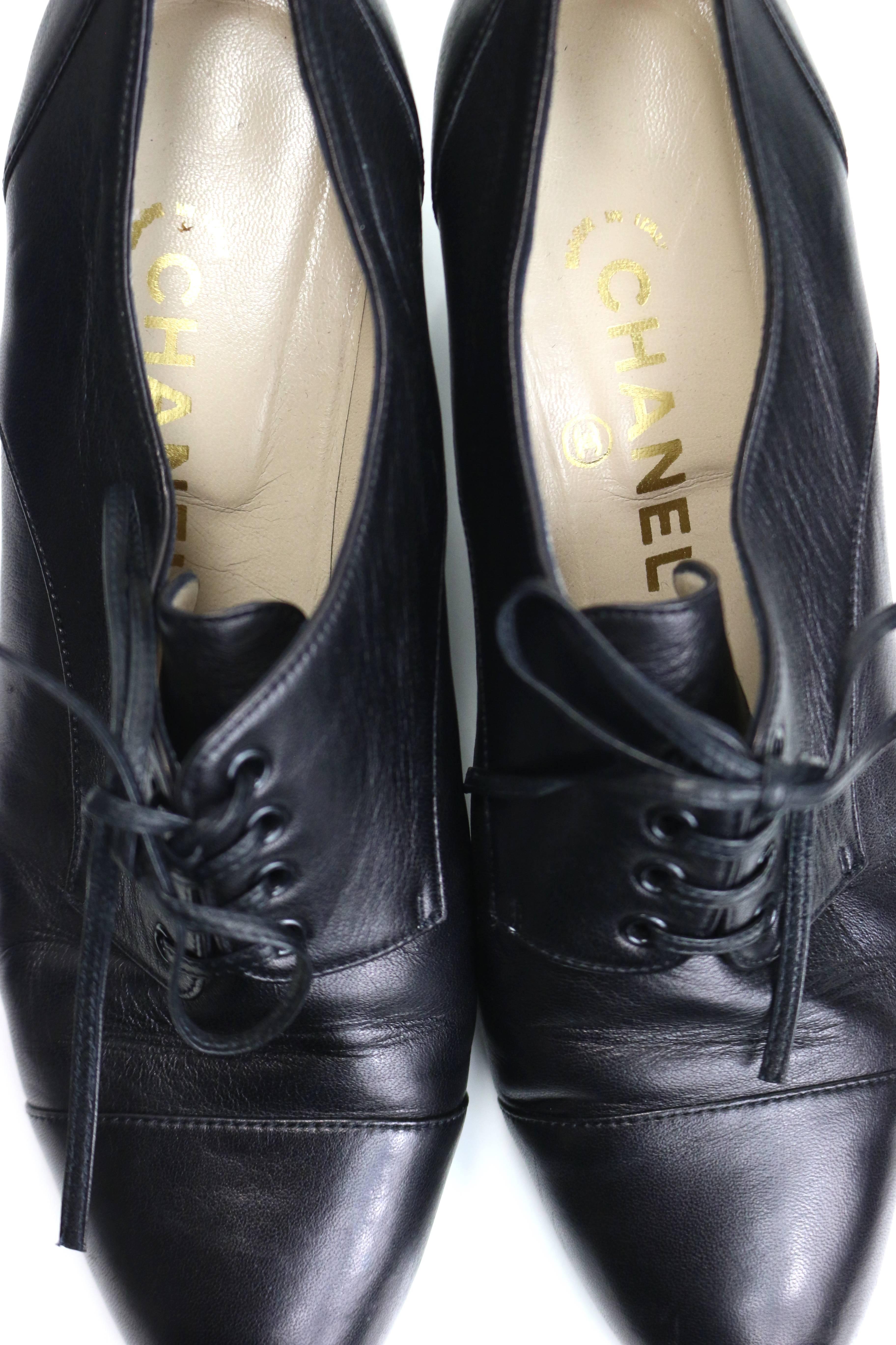 Chanel - Chaussures à talons Oxford à lacets en cuir d'agneau noir  Pour femmes en vente
