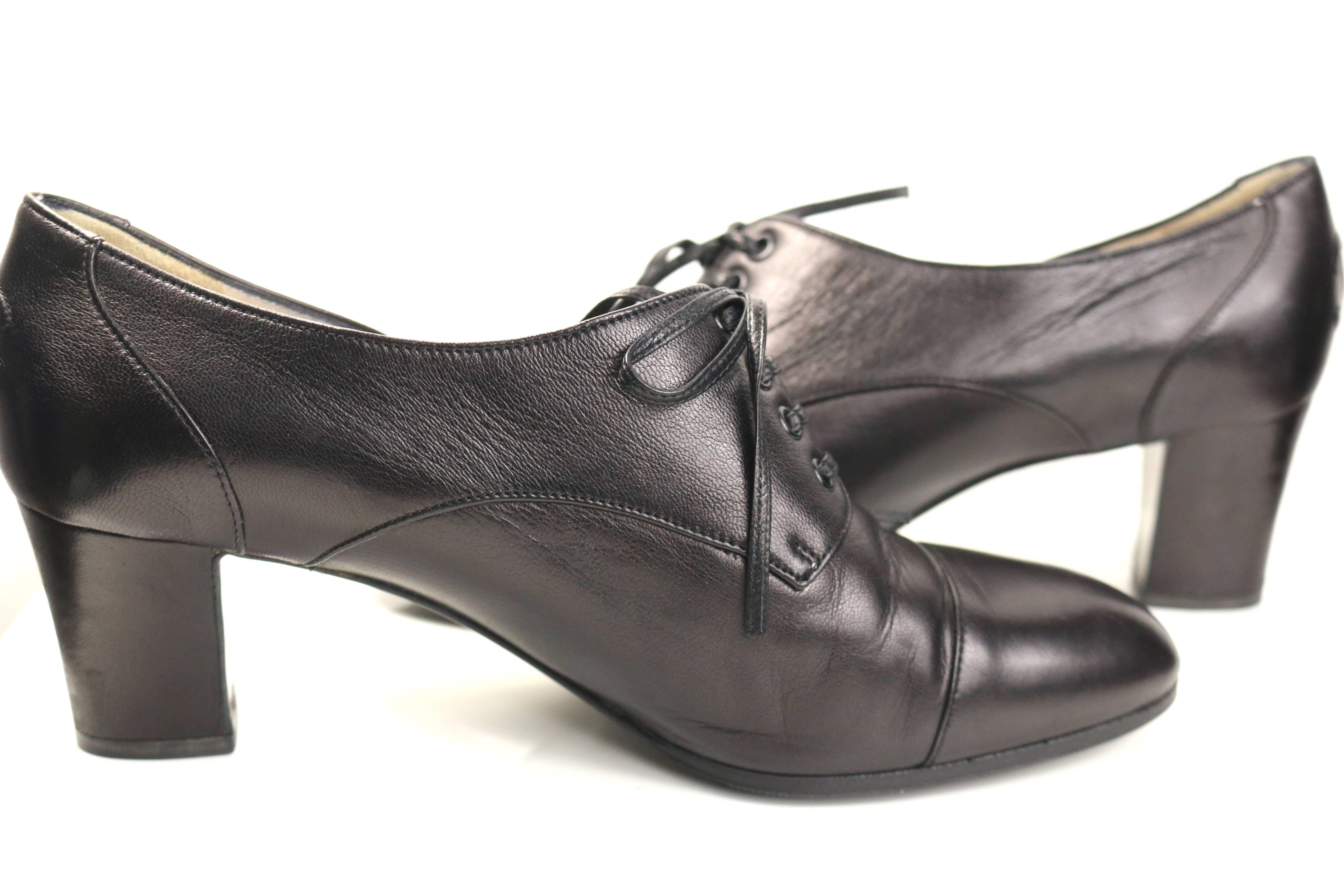 Noir Chanel - Chaussures à talons Oxford à lacets en cuir d'agneau noir  en vente