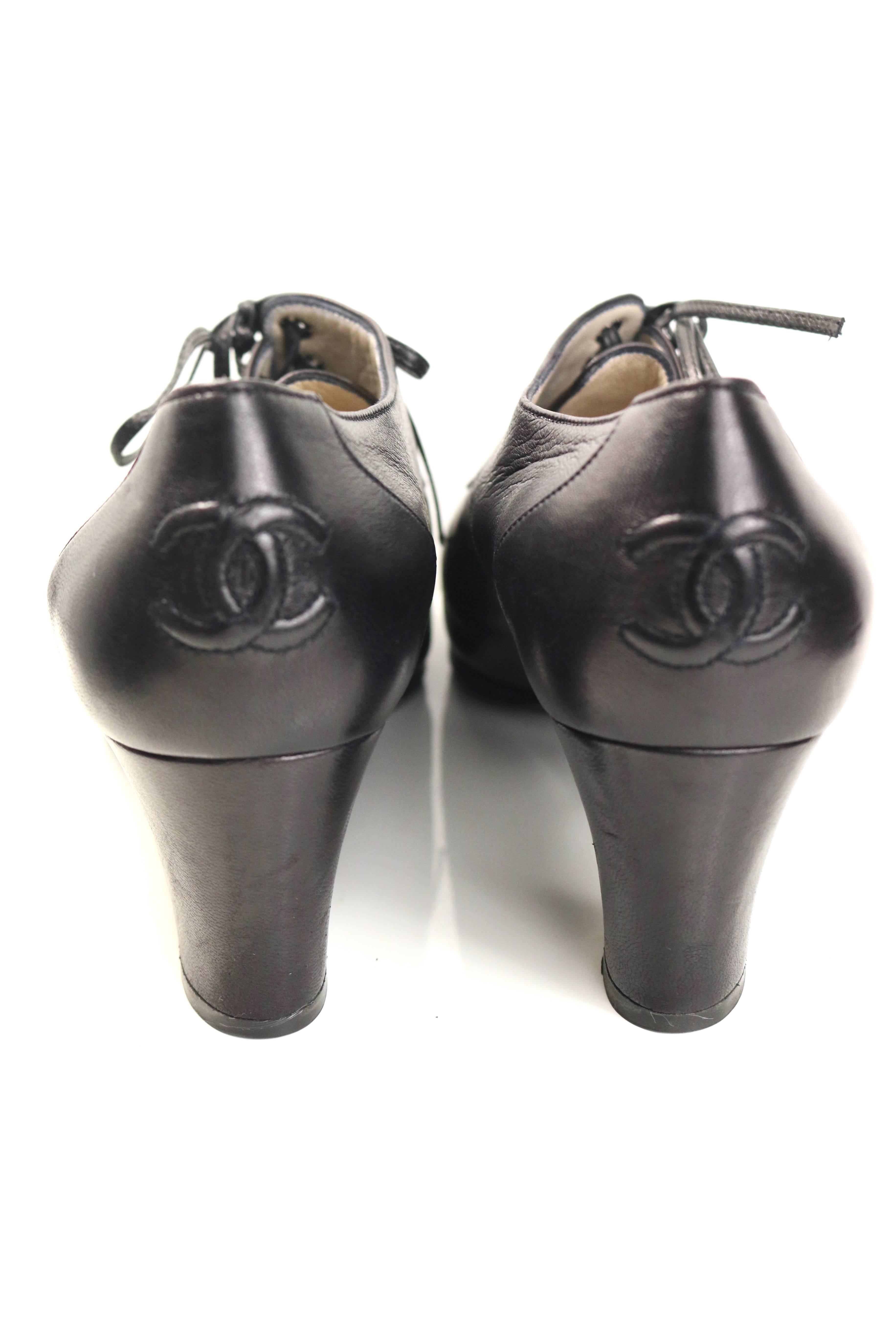 Chanel - Chaussures à talons Oxford à lacets en cuir d'agneau noir  Bon état - En vente à Sheung Wan, HK