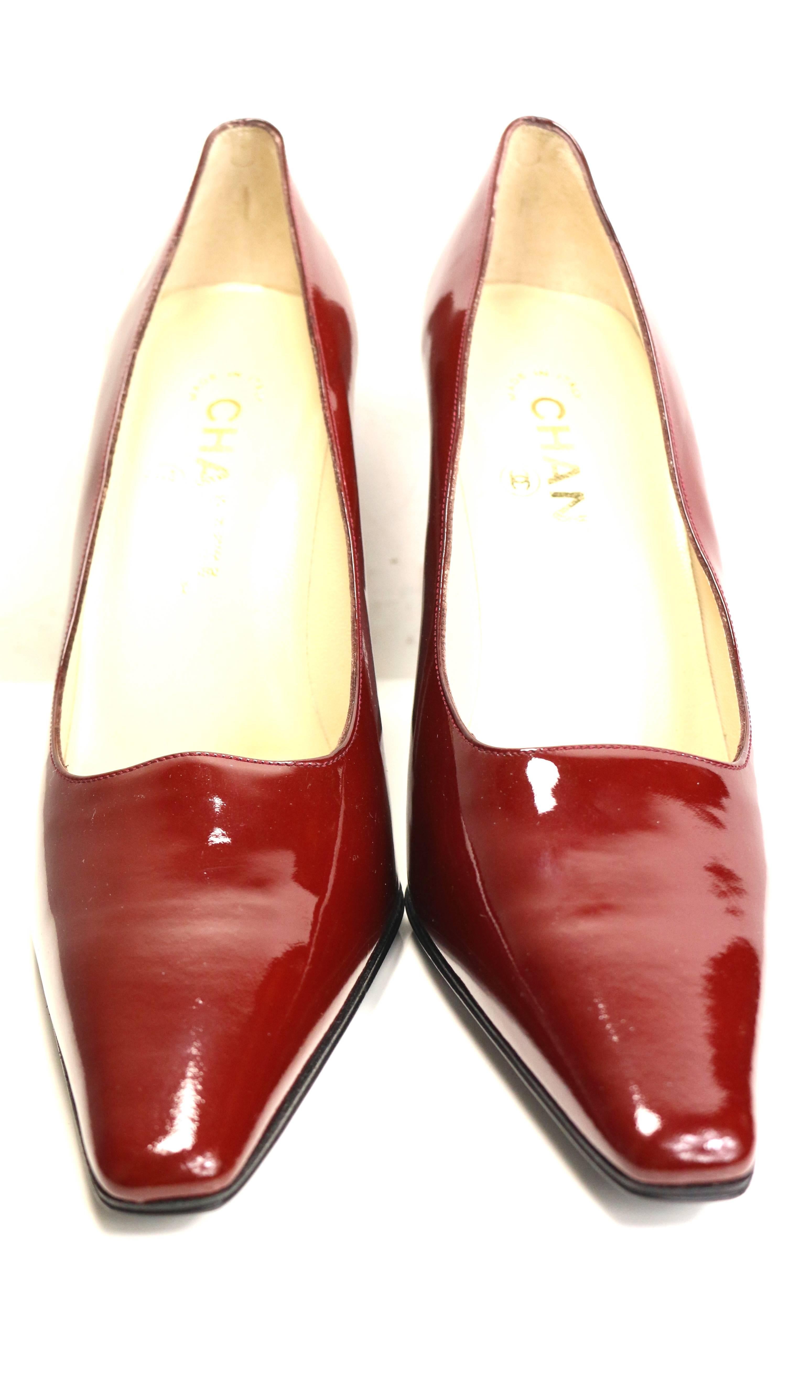 - It gives out a powerful and sexy vibe to others when wearing this Chanel red pumps. 

- Rectangle shape high heels. 

- Size 38. 

- Made in Italy. 

- Even though this pumps has never been worn before but is slightly scratches.