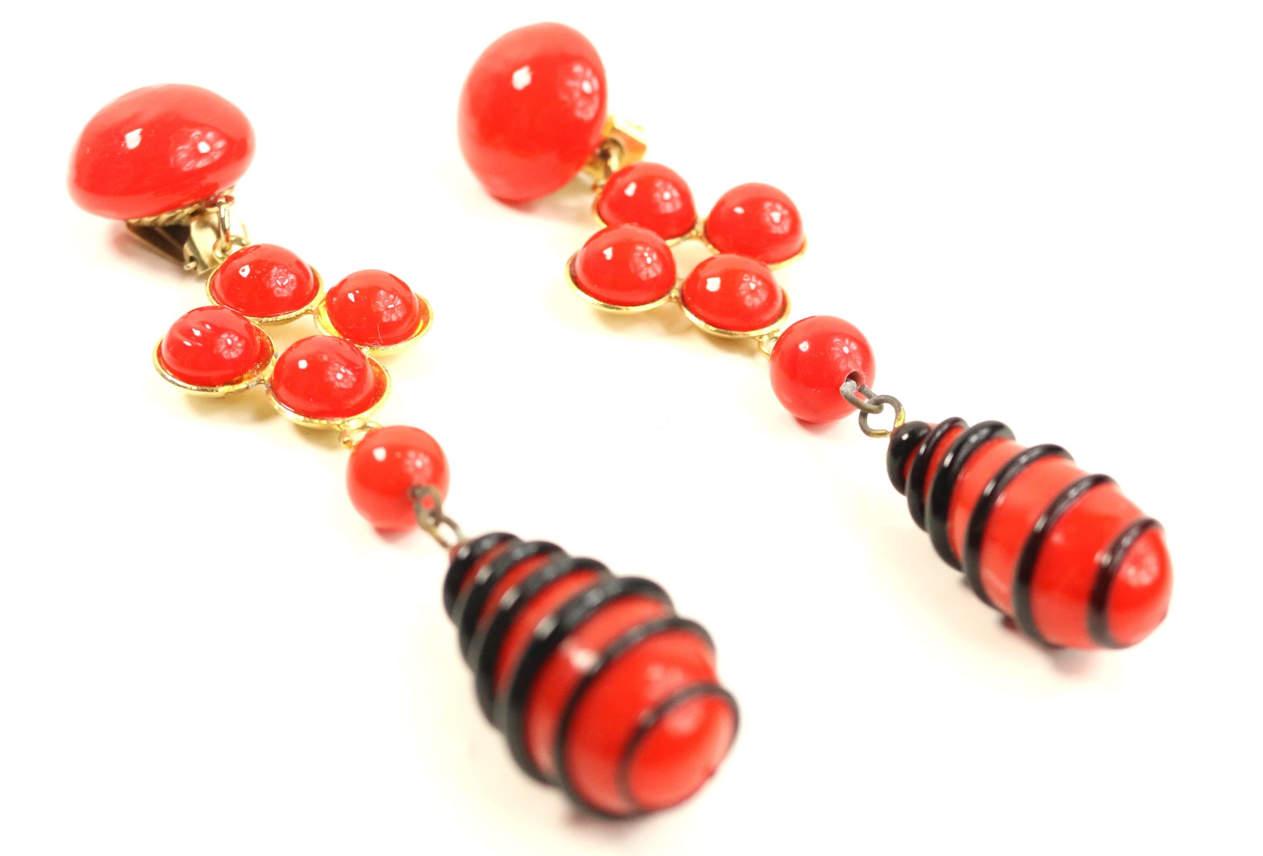- Pendientes de clip con gota de piedra roja Moschino vintage de los años 90. 

- Altura: 5 cm. 