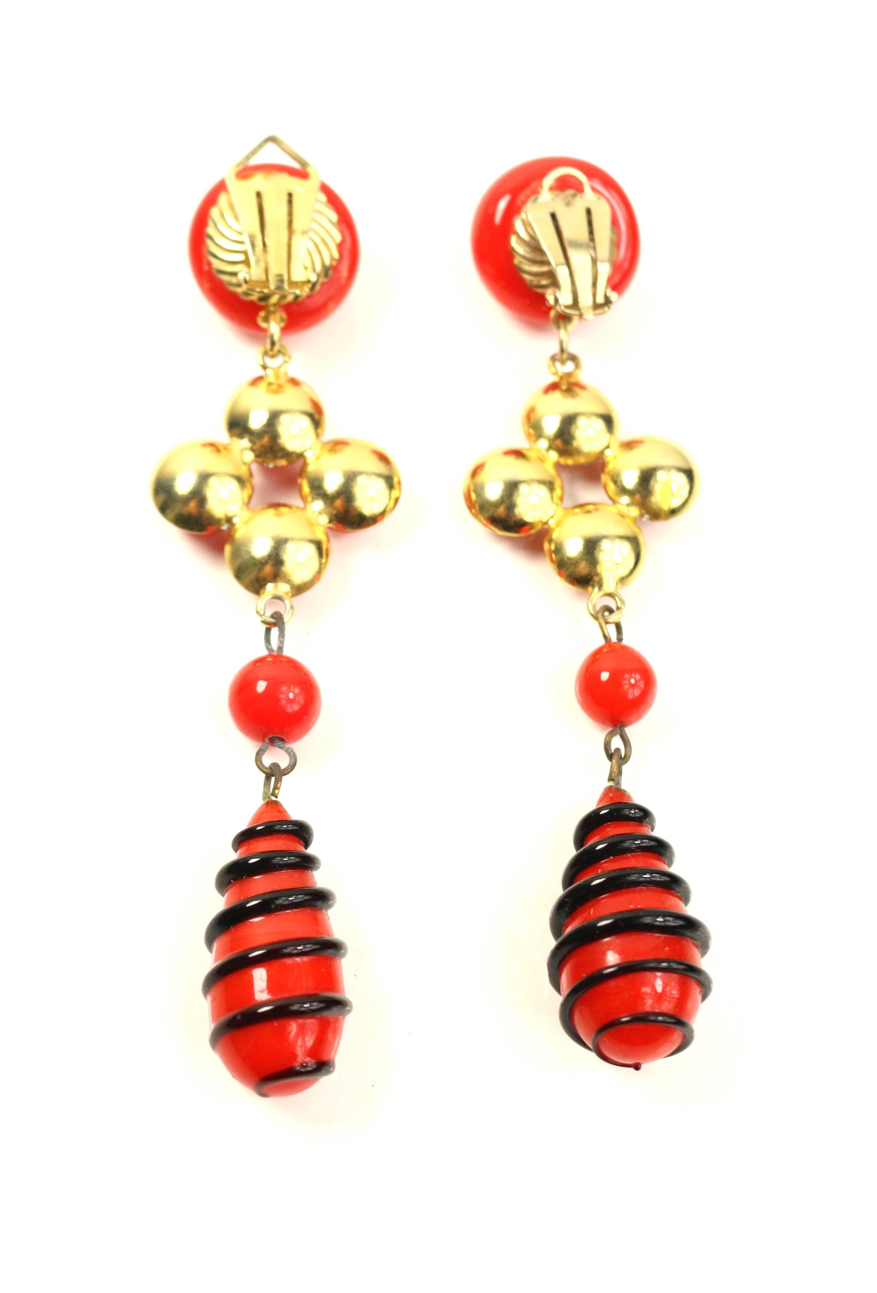 Pendientes de clip con gota de piedra roja Moschino en Excelente Estado en Sheung Wan, HK