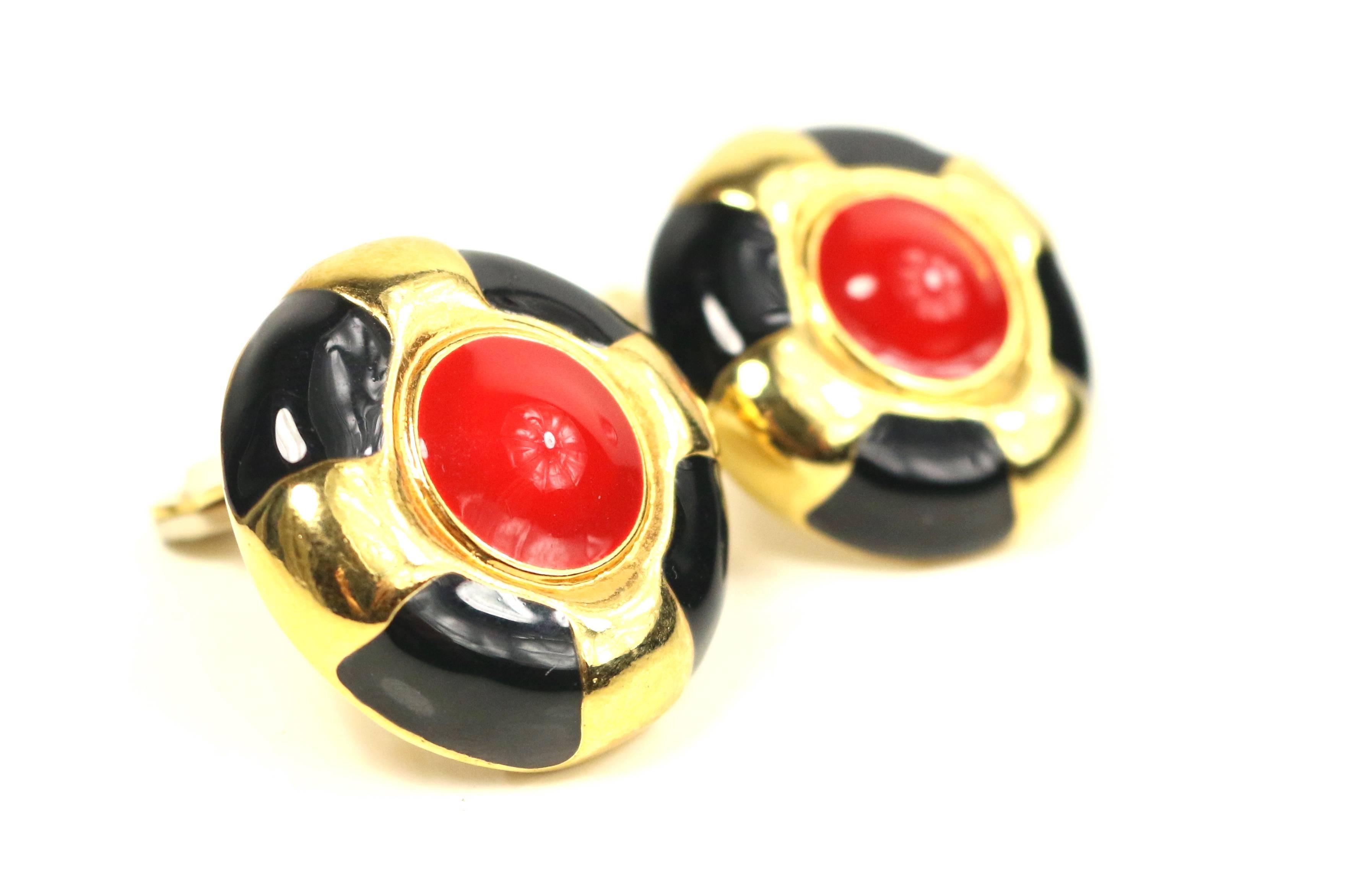 - Vintage 80s Escada round gold toned setting black and red studs clip on earrings. 

- Diameter: 1 inches. 

