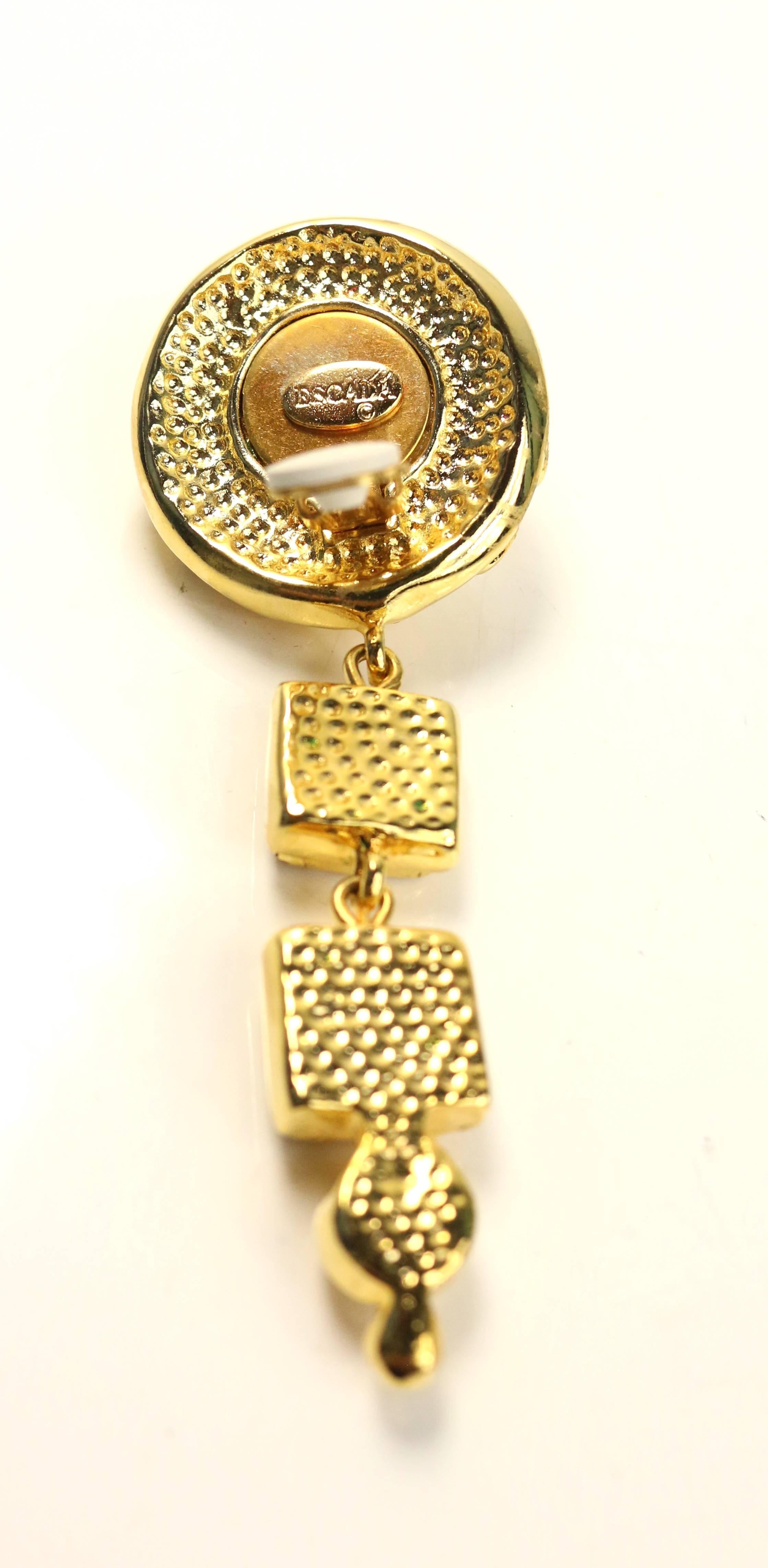 - Boucles d'oreilles clip Escada vintage des années 80 avec strass sertis en or. 

- Les strass ronds à monture dorée sont attachés à quelques gouttes de strass carrés à monture dorée. 

- Hauteur : 3 pouces. Crampons ronds : 1.5 de diamètre.
