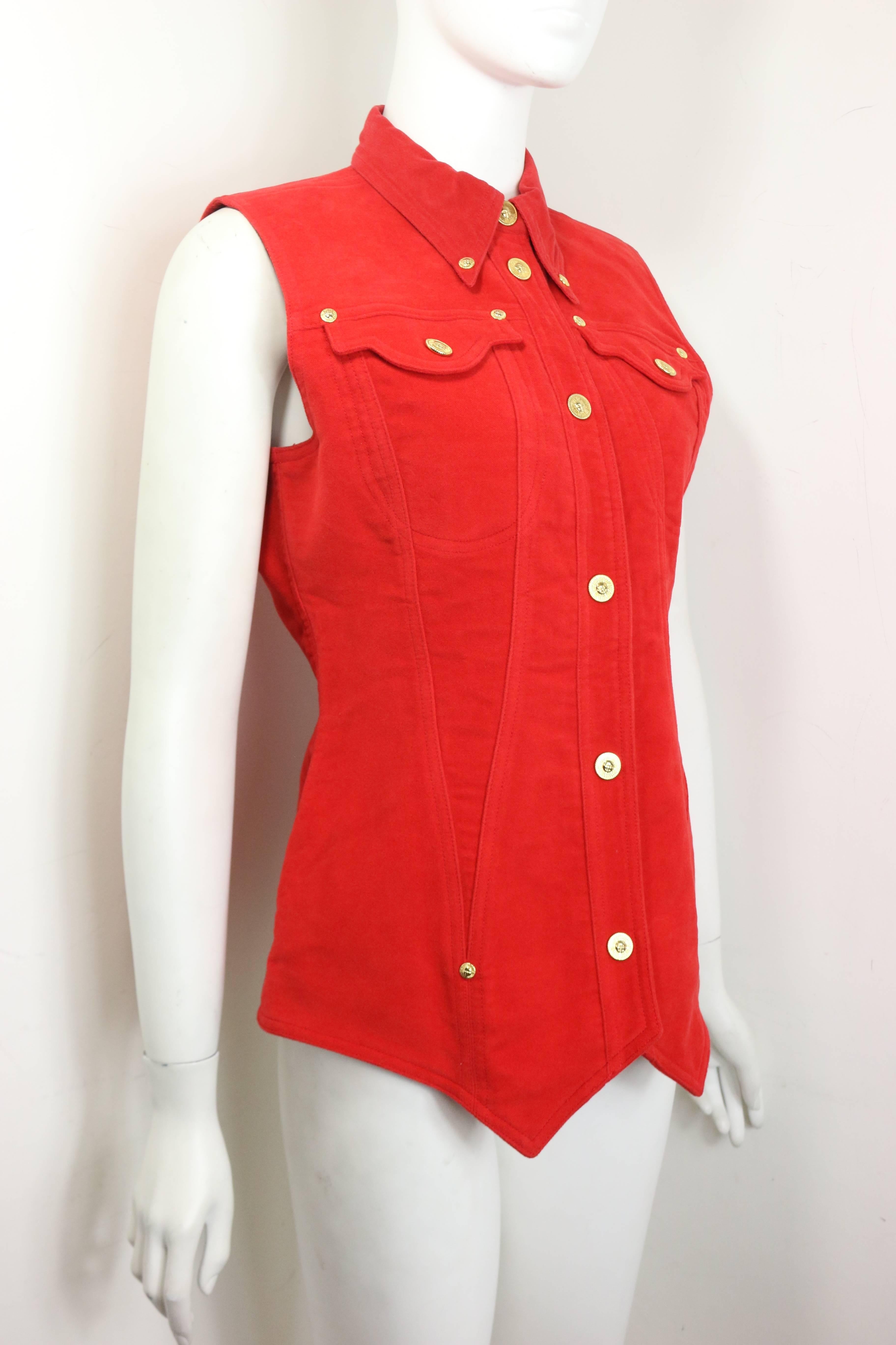 - Vintage 90s Gianni Versace Jeans Couture red cotton vest. 

- Pointy collar embedded with gold toned hardware studs. 

- Gold toned hardware snap buttons closure. 

- Two front flap pockets with gold toned hardware snap buttons closure. 

- Size