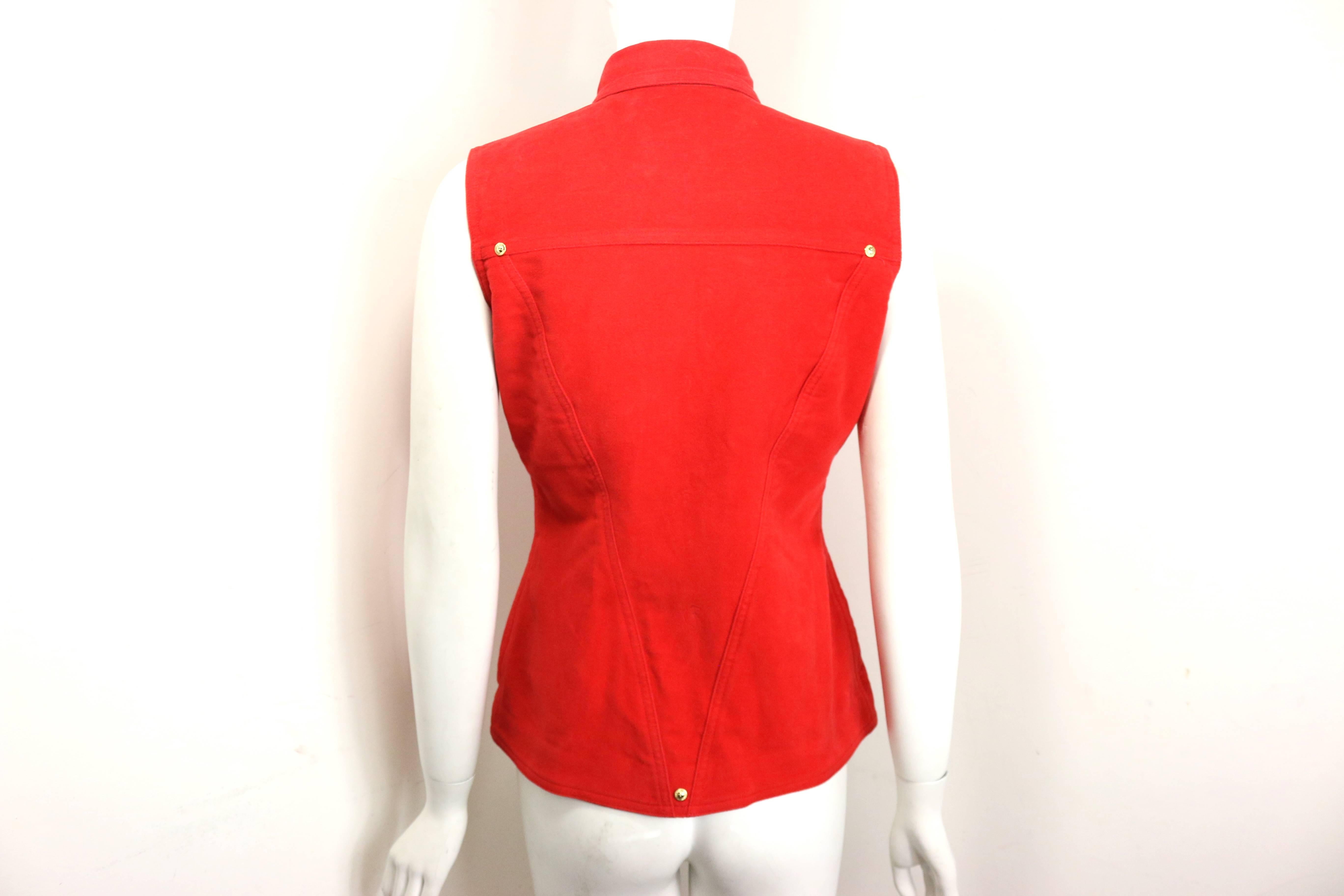 Rouge Gianni Versace Jeans Couture Gilet à col en coton rouge en vente