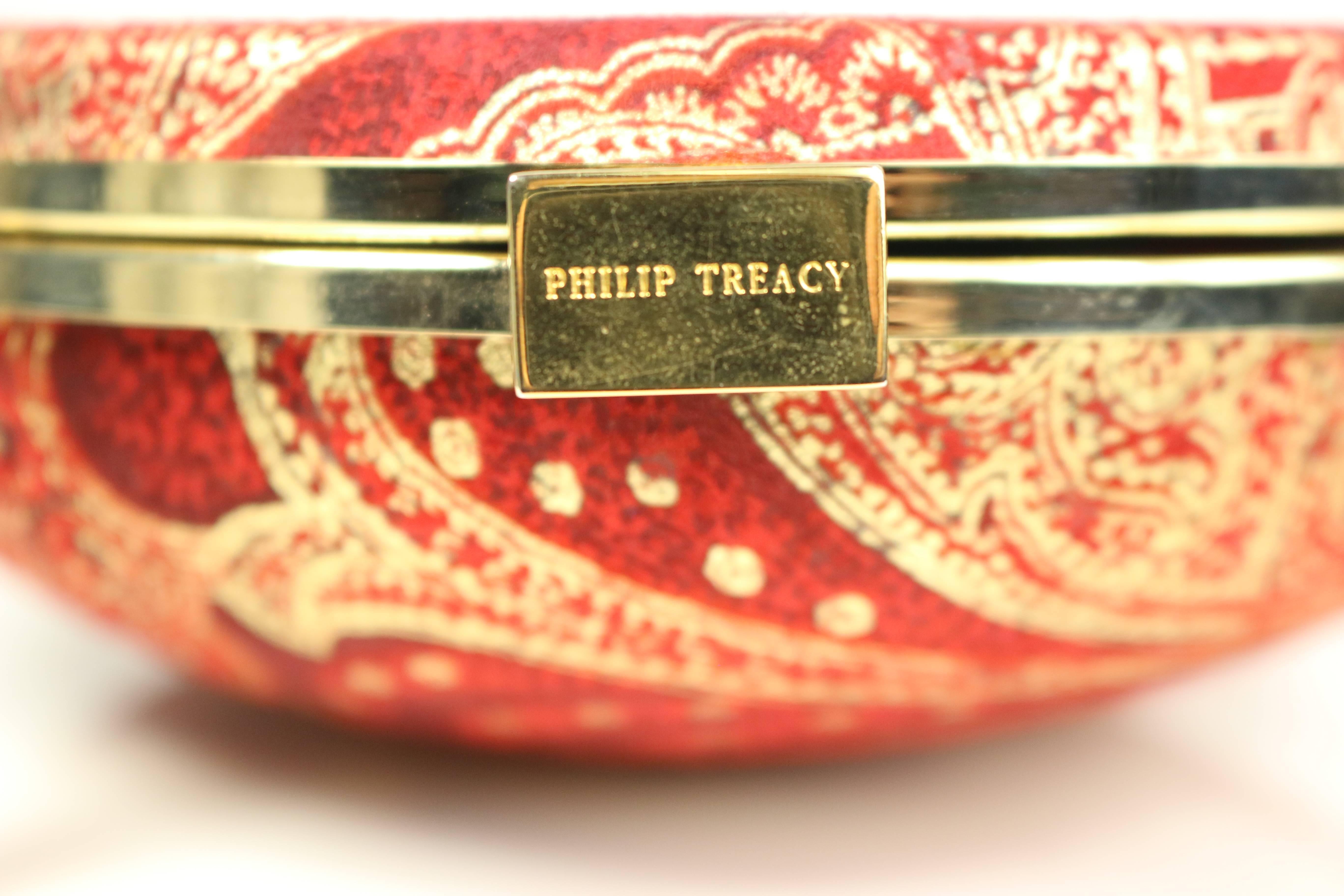 - Vintage 90s Philip Treacy rot und gold Muster drucken Kupplungen Handtasche. Selten und einmalig!

- Befestigt mit einer roten Quaste. 

- Verschluss mit goldfarbener Hardware 