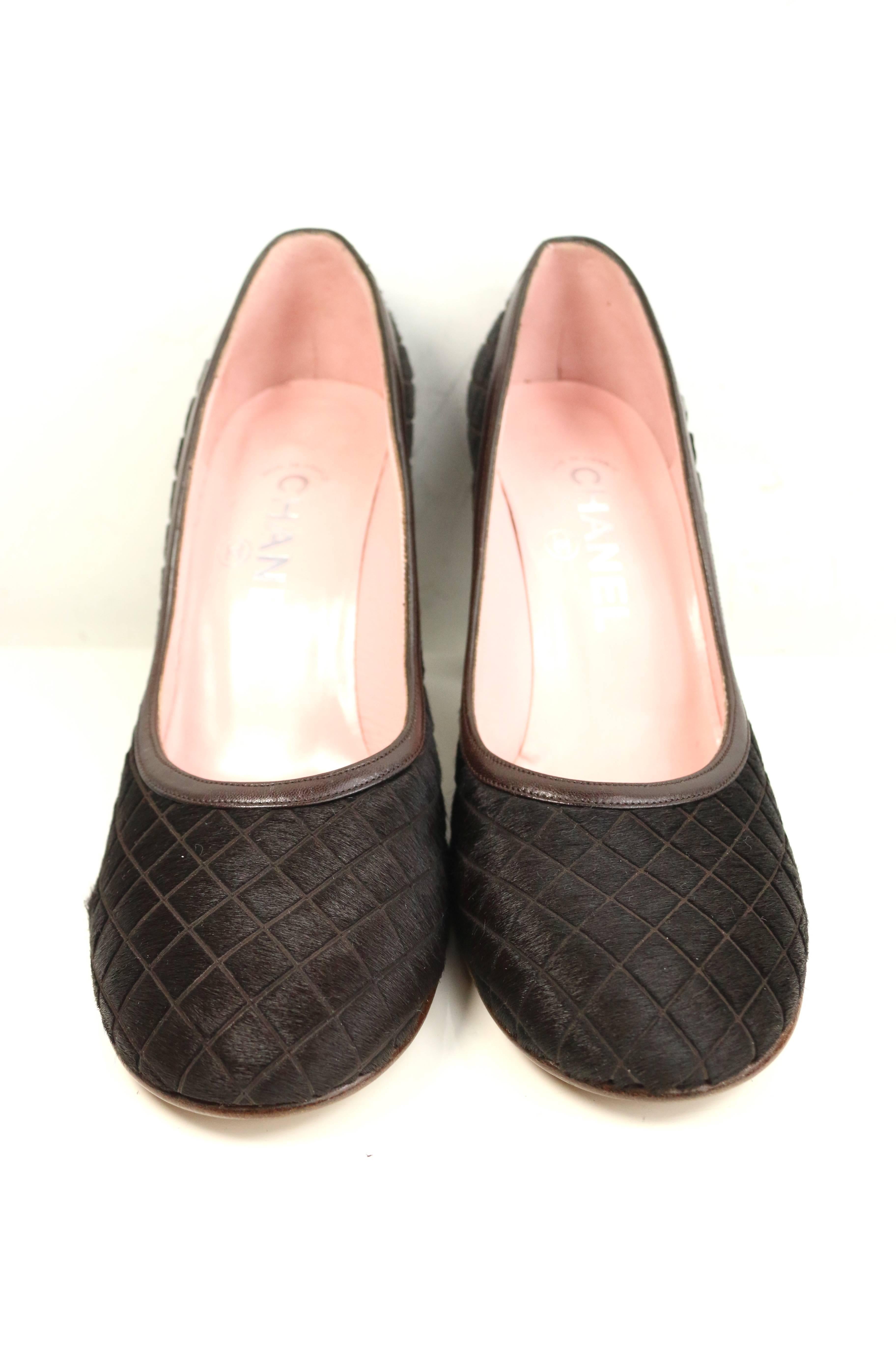 - Chanel brown round toe pumps.

- Featuring quilted horse hair with leather trim. 

- Pink leather interior. 

- Size 38. 

