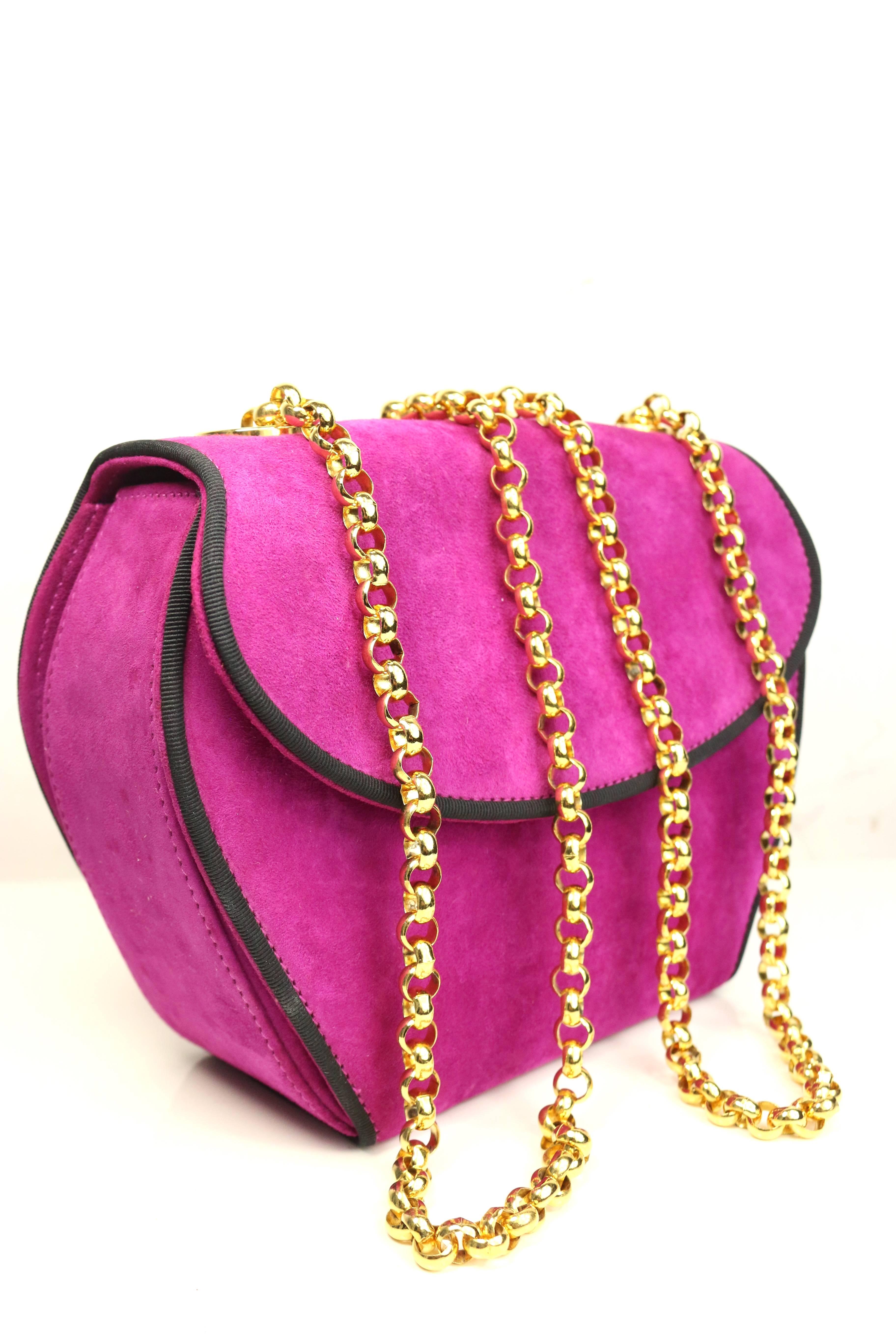 - Vintage 80s Escada pink suede shoulder bag. 

- Featuring gold toned hardware link chain strap. 

- Flap with snap button fastening. 

- Two compartments interior with zip closure. 

- Length: 7.5 inches. Height: 6 inches. Width: 3 inches.