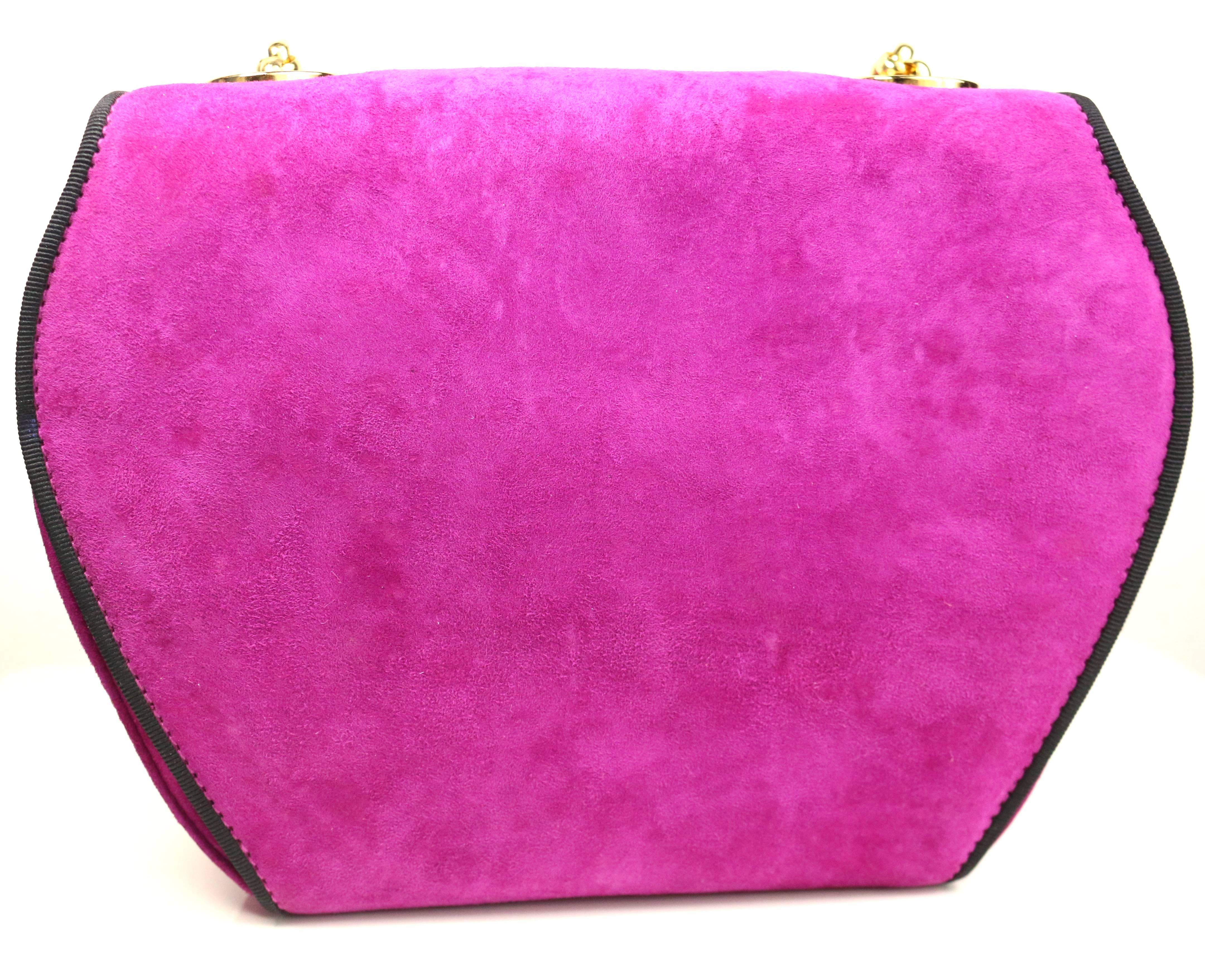 Violet Escada - Sac à bandoulière en daim rose avec garniture en passepoil noir et chaîne dorée, jamais utilisé, années 80 en vente