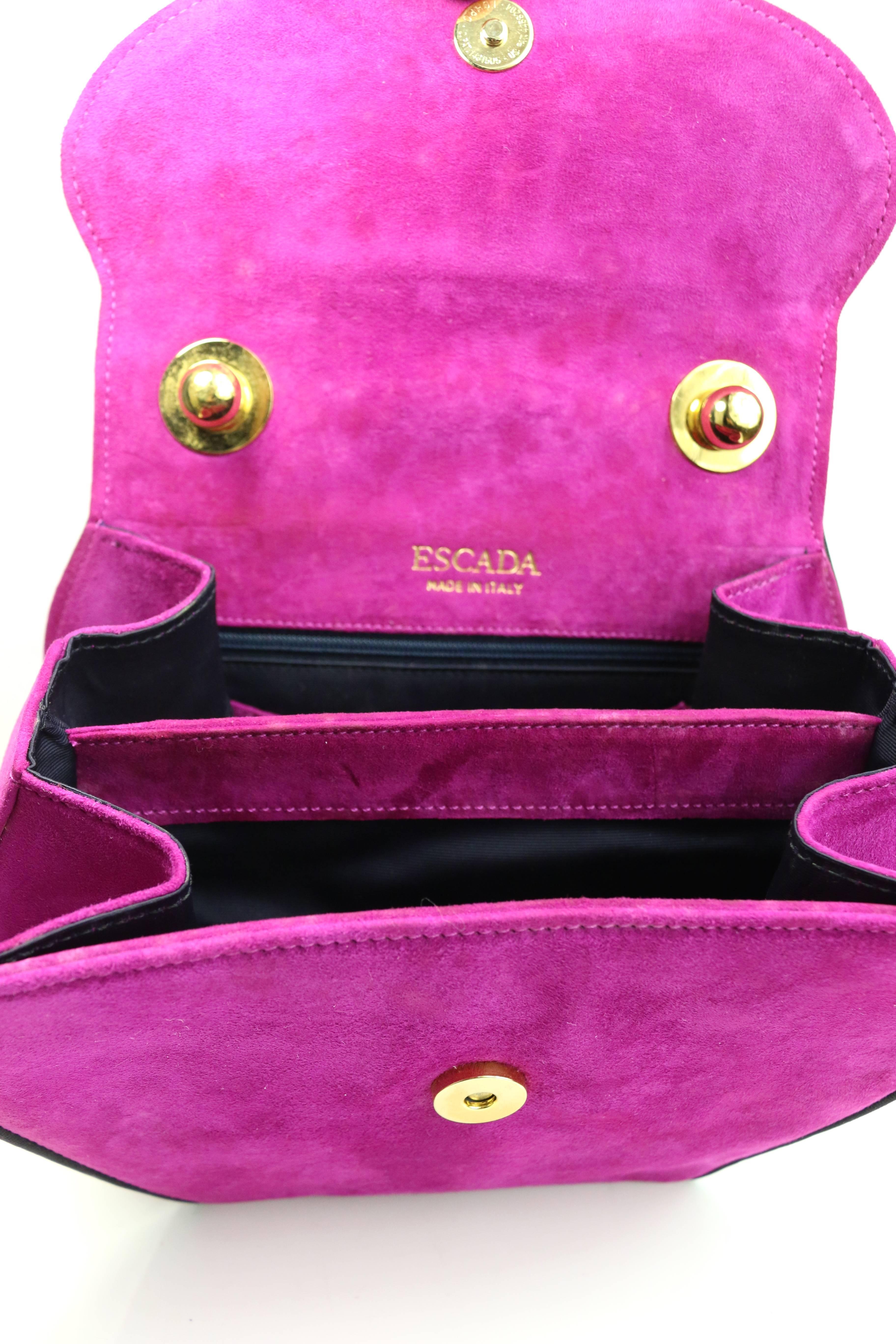 Escada - Sac à bandoulière en daim rose avec garniture en passepoil noir et chaîne dorée, jamais utilisé, années 80 Unisexe en vente