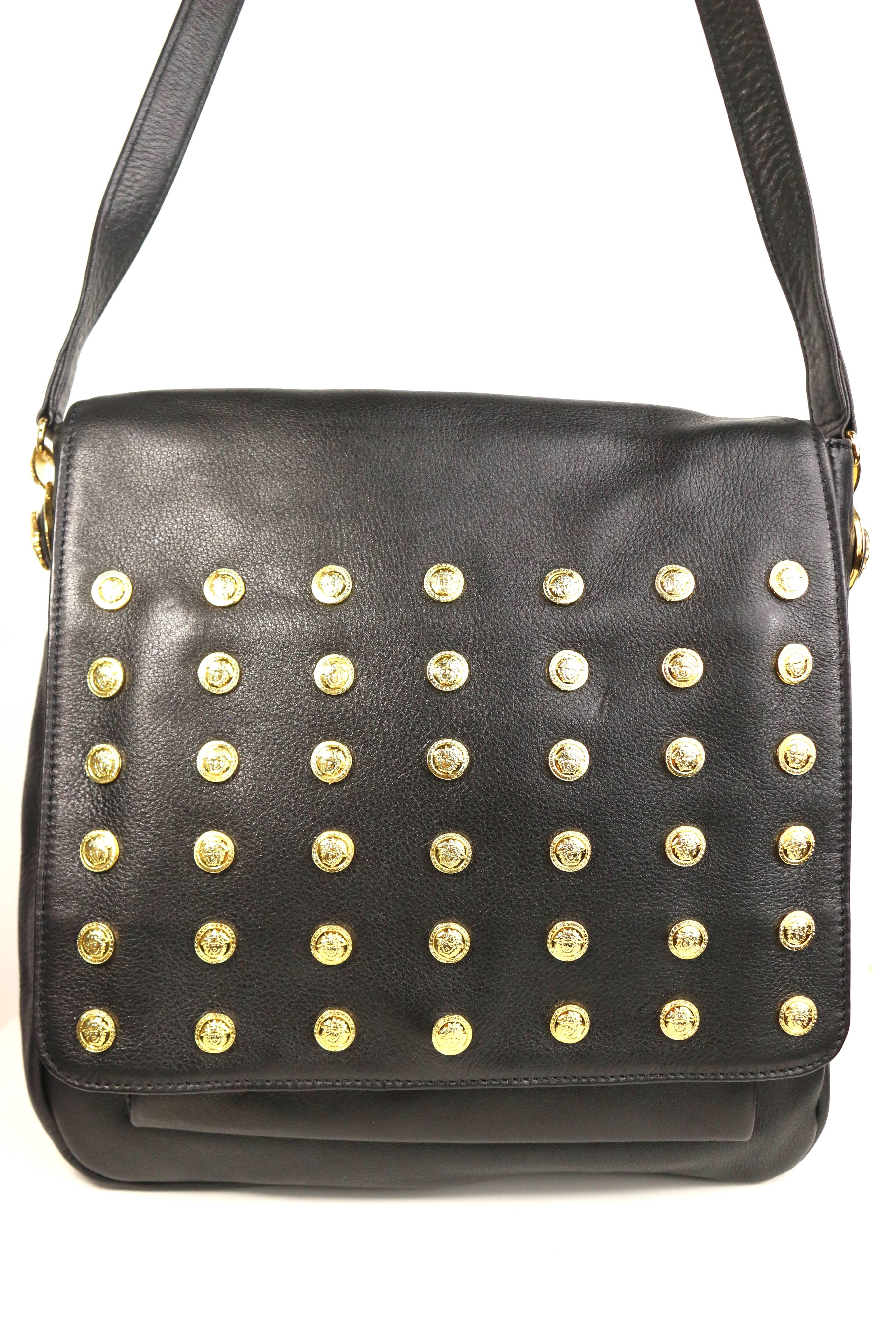 - Bolso bandolera vintage años 90 Gianni Versace Couture de piel de cordero negra. 

- Con 