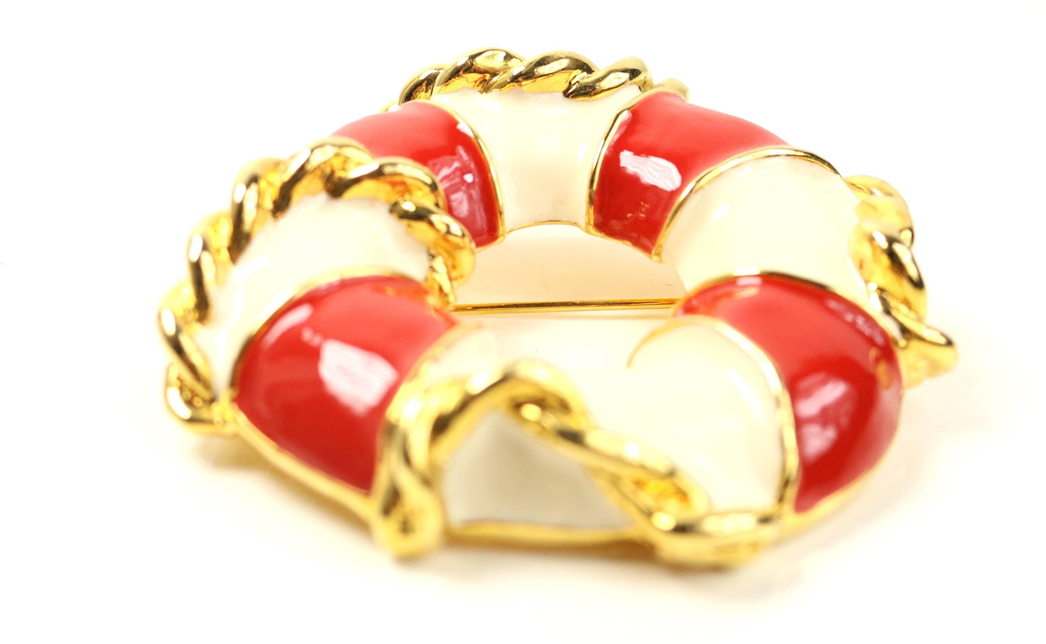 - Vintage 80s Escada round lifebuoy like brooch. 

- Featuring ivory and red with gold toned rope like accent. 

- Diameter: 2.5 inches. 


