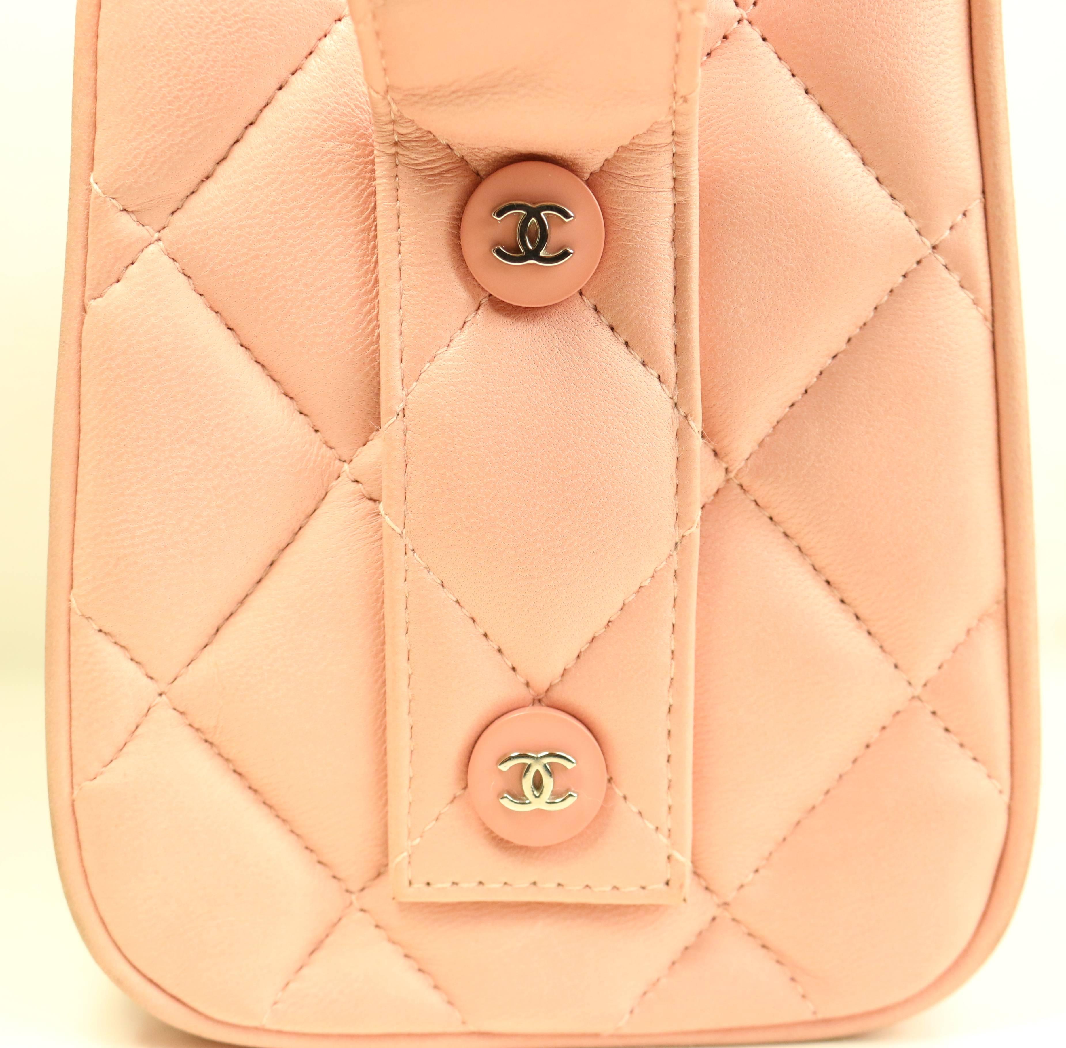 - Vintage 90s Chanel pink quilted lambskin leather box handbag

- Double frame top opening with a hook closure. 

- Silver 