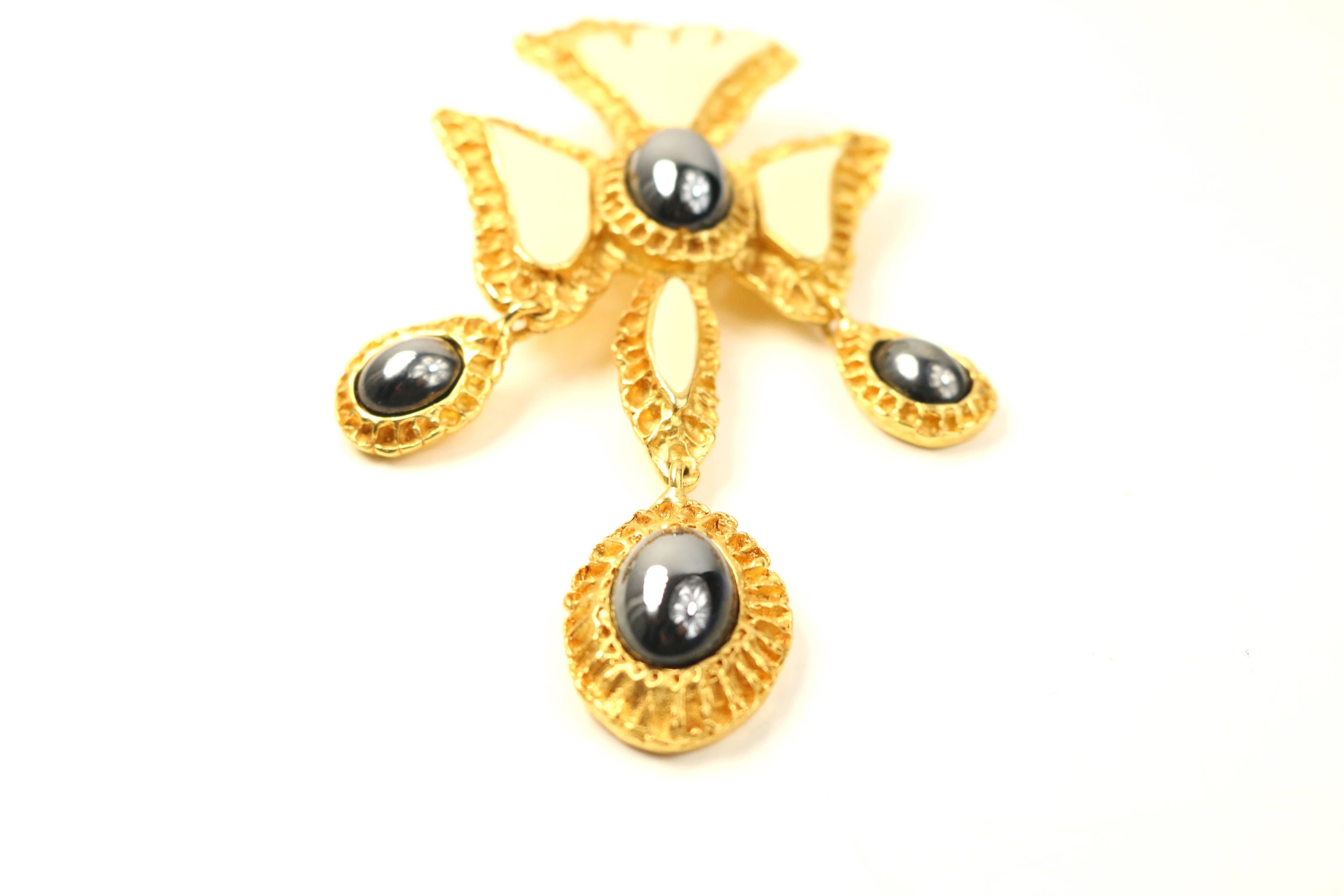 - Vintage 80s Christian Lacroix black and white cross gold toned setting brooch. 

- Size : Height: 3.5 inches. Length: 1.5 inches width. 


