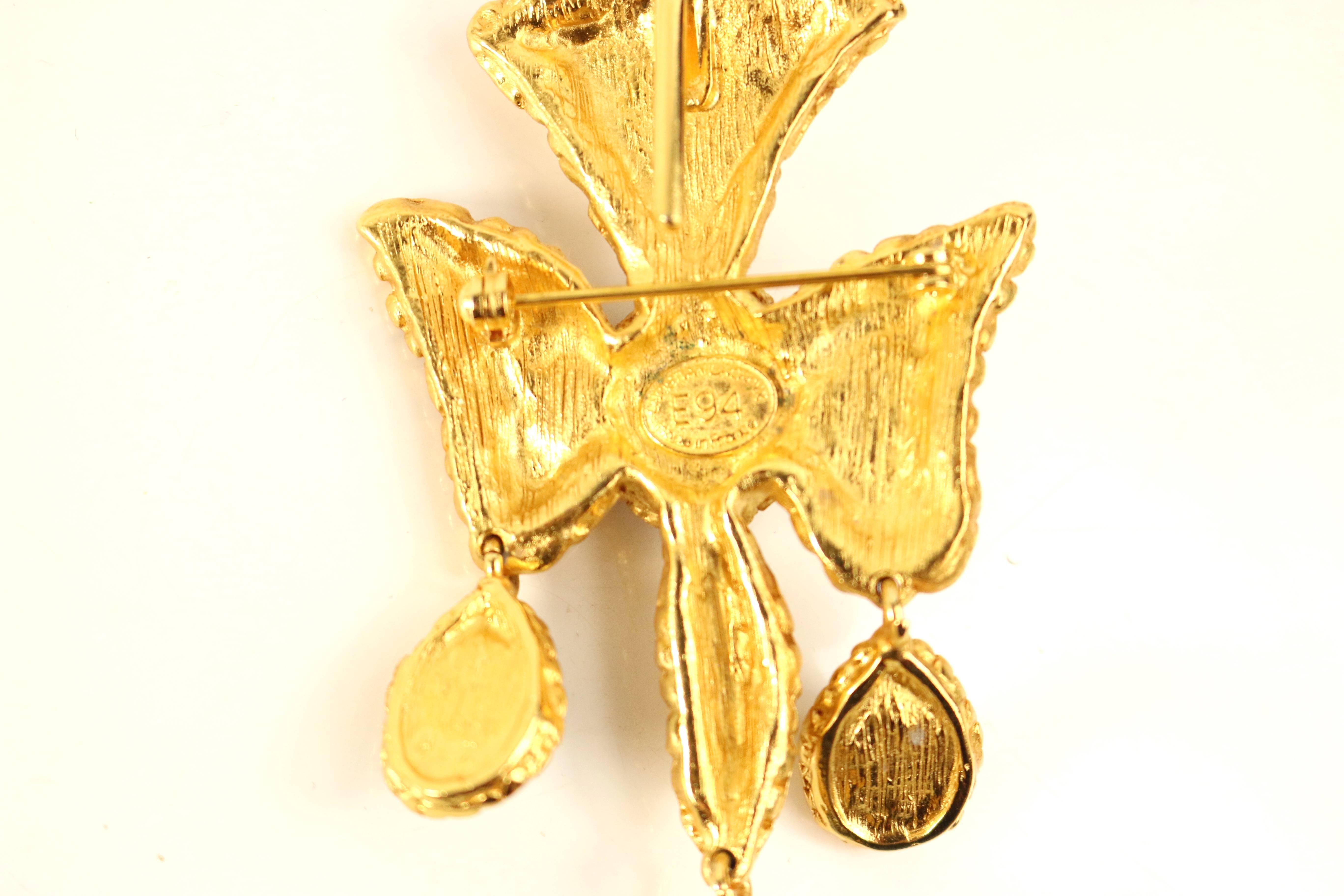 Christian Lacroix Broche en forme de croix noire et blanche à monture en or  en vente 1