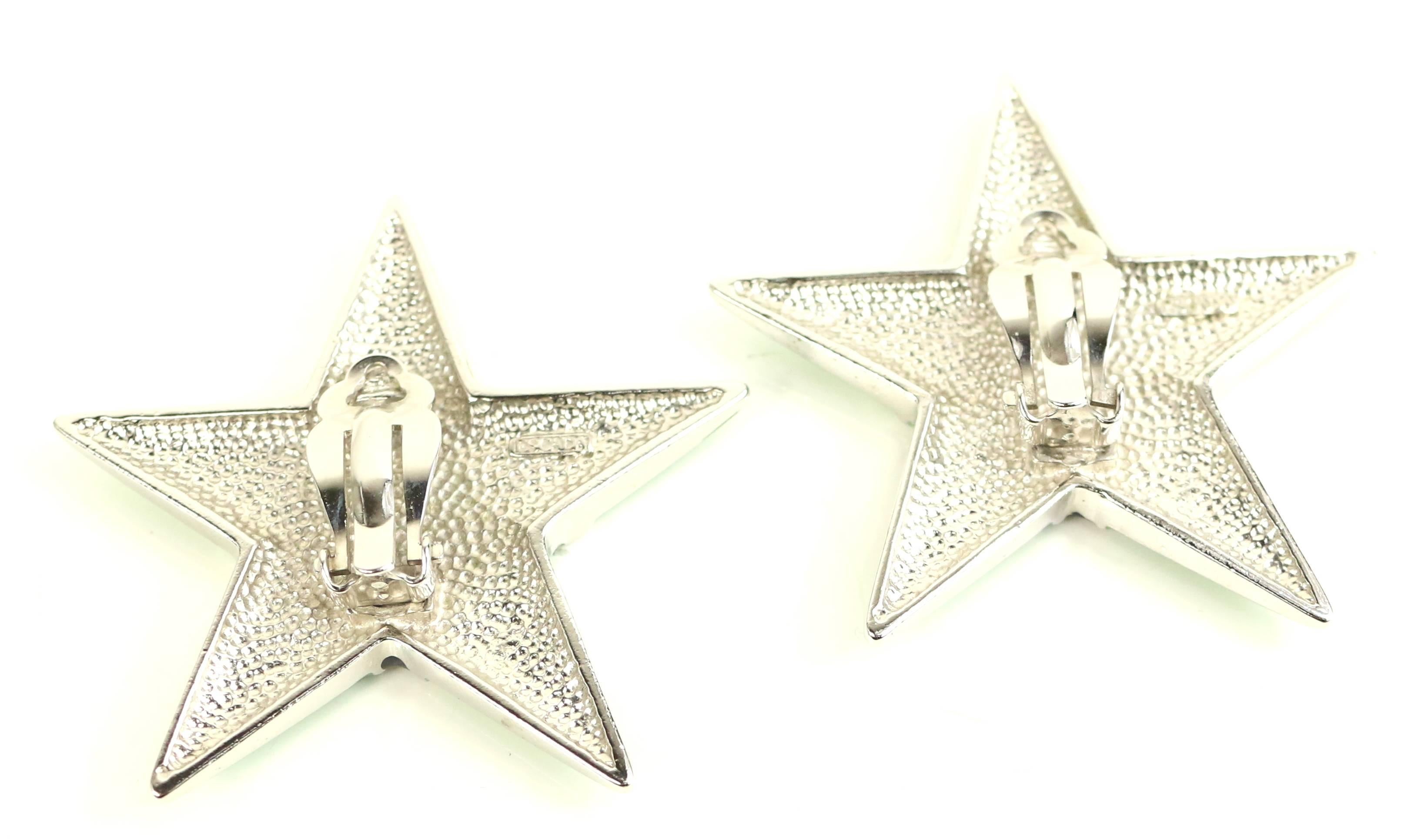 - Vintage 80s Escada green star shape with black and silver-toned dots clip-on earrings. 

- SIlver-toned setting. 

- Diameter: 2 inches. 