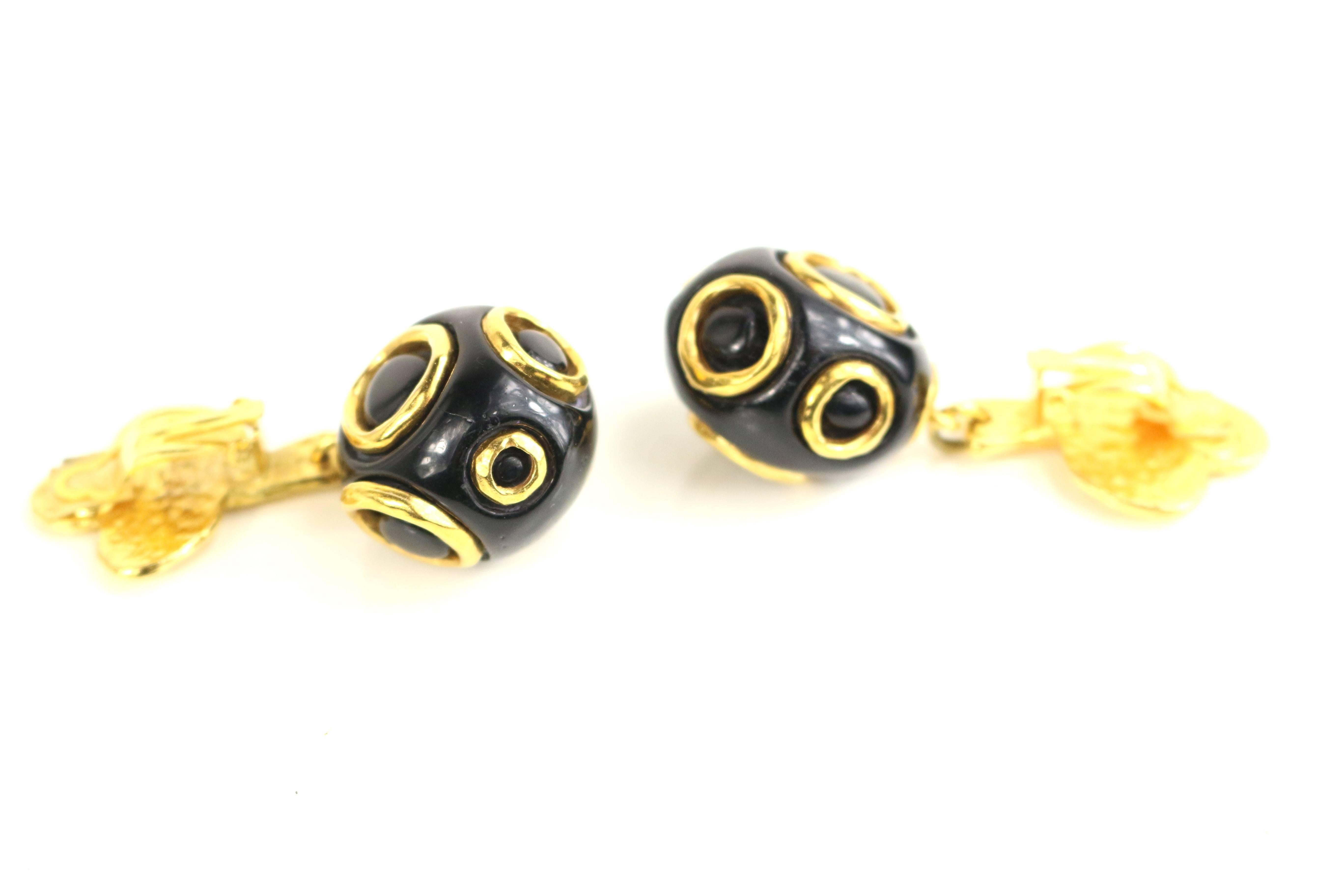 Christian Lacroix Black and Gold-Toned Hardware Clover Clip On Earrings  In Excellent Condition For Sale In Sheung Wan, HK